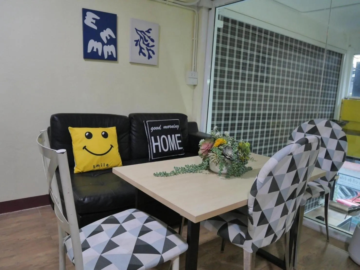 Communal lounge/ TV room in EZ Sleep @ Ratchada 19