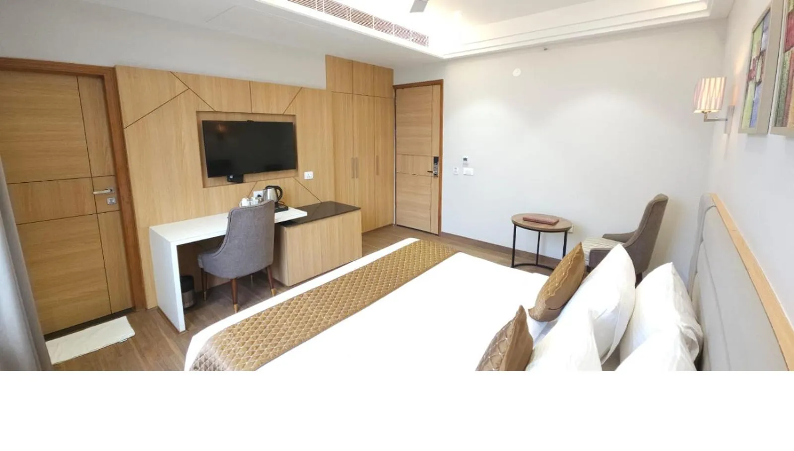 TV and multimedia, Bed in Hotel Alwar Royals