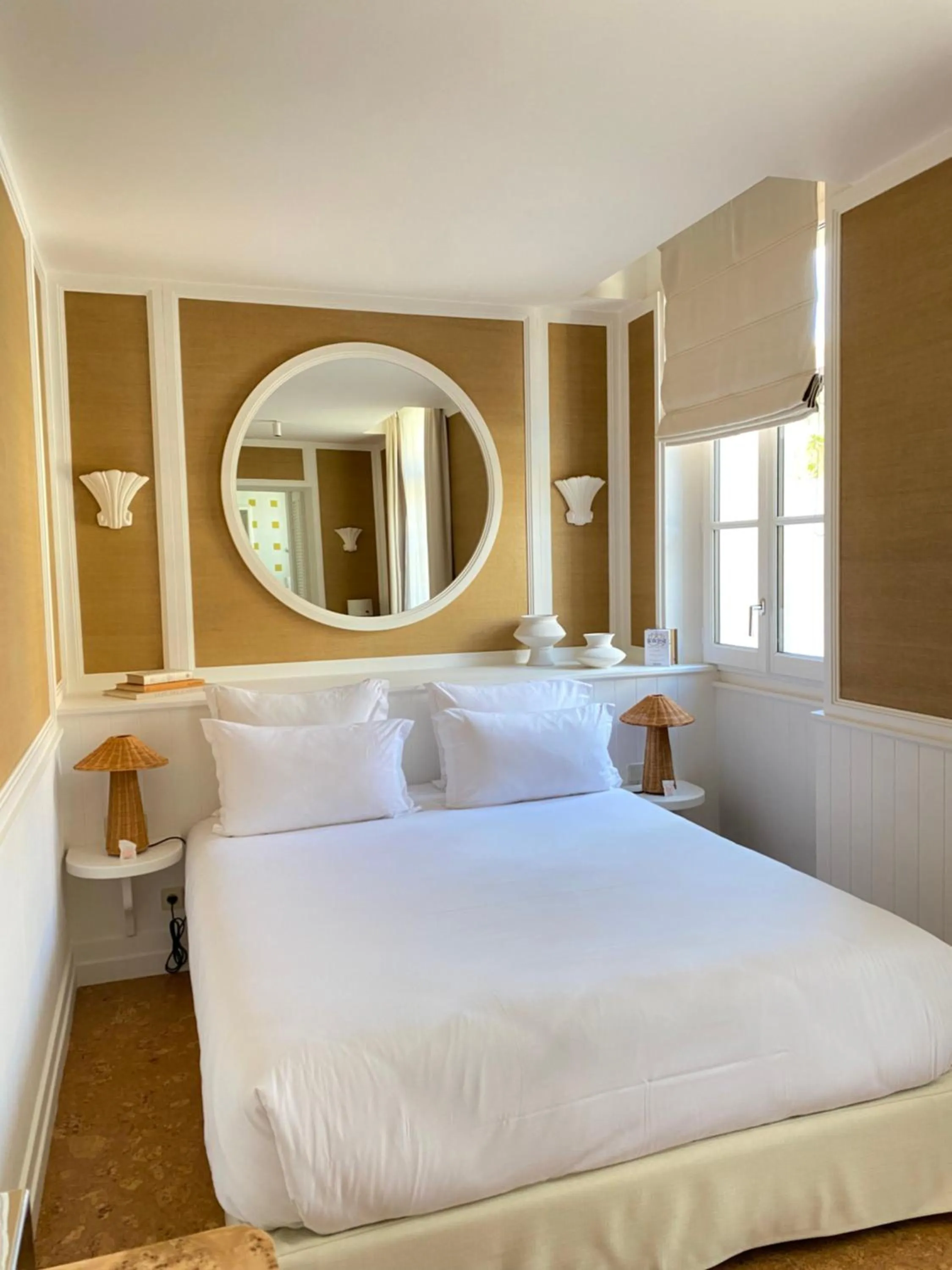 Photo of the whole room, Bed in LILOU