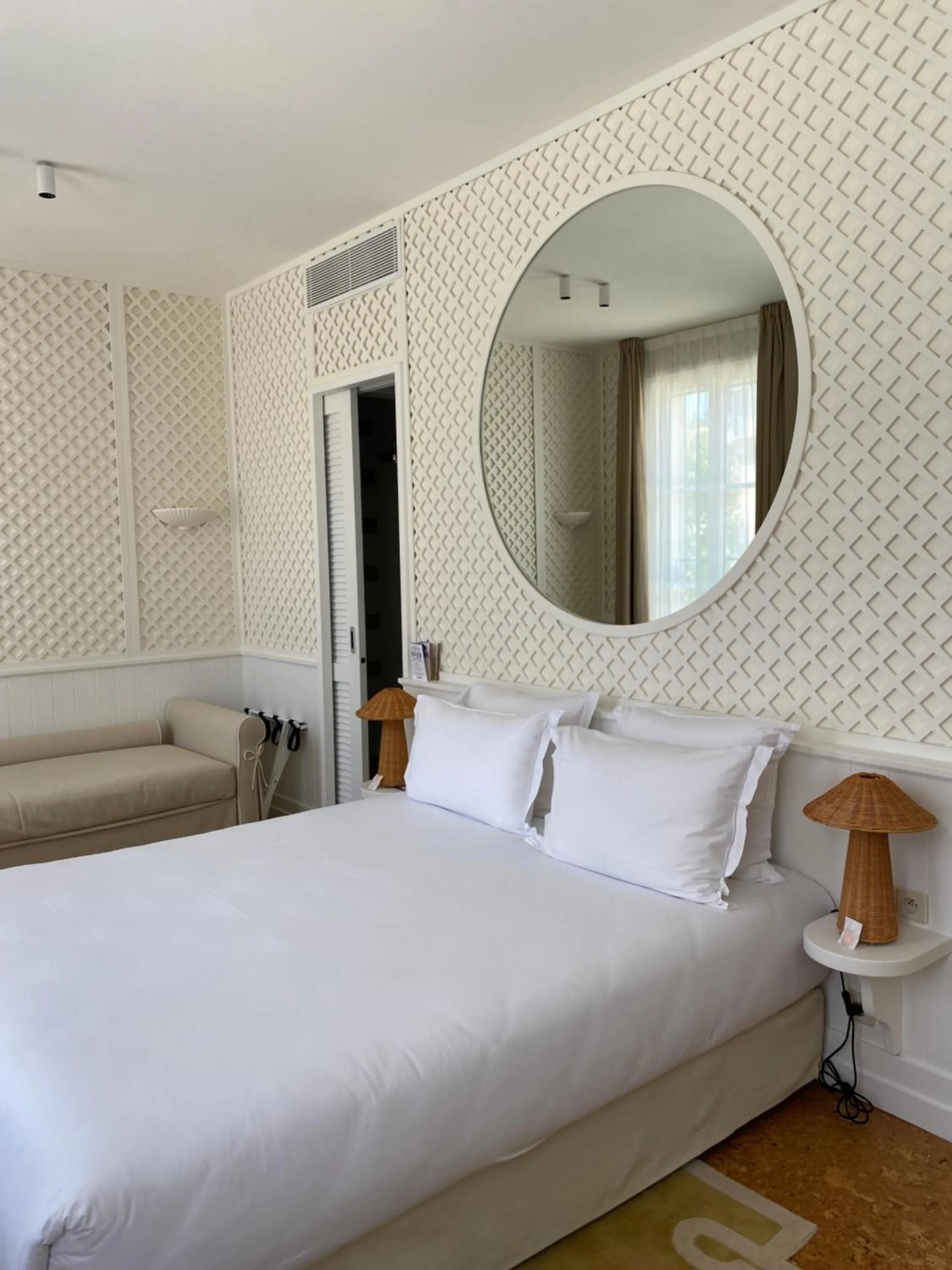 Photo of the whole room, Bed in LILOU