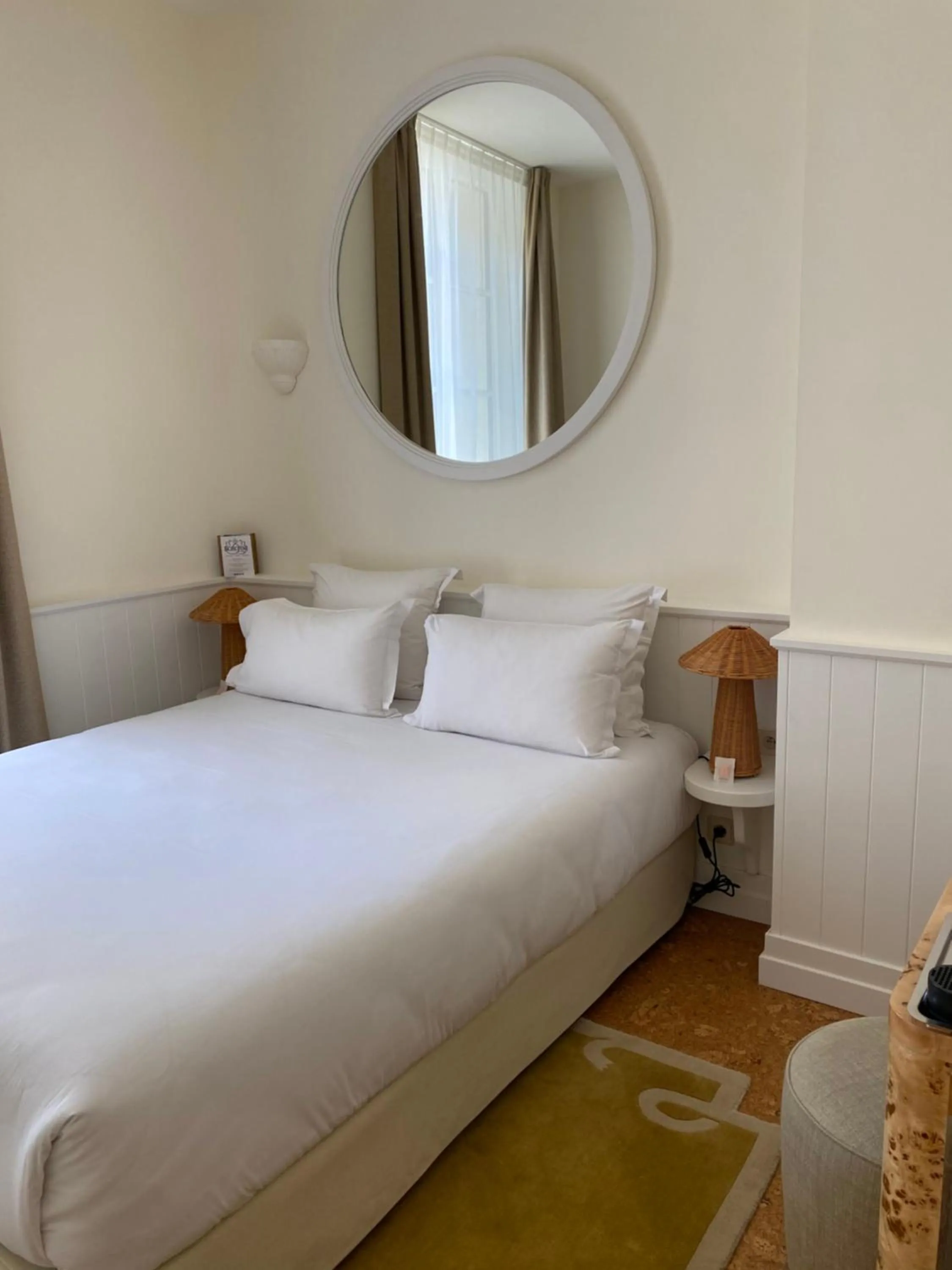 Photo of the whole room, Bed in LILOU