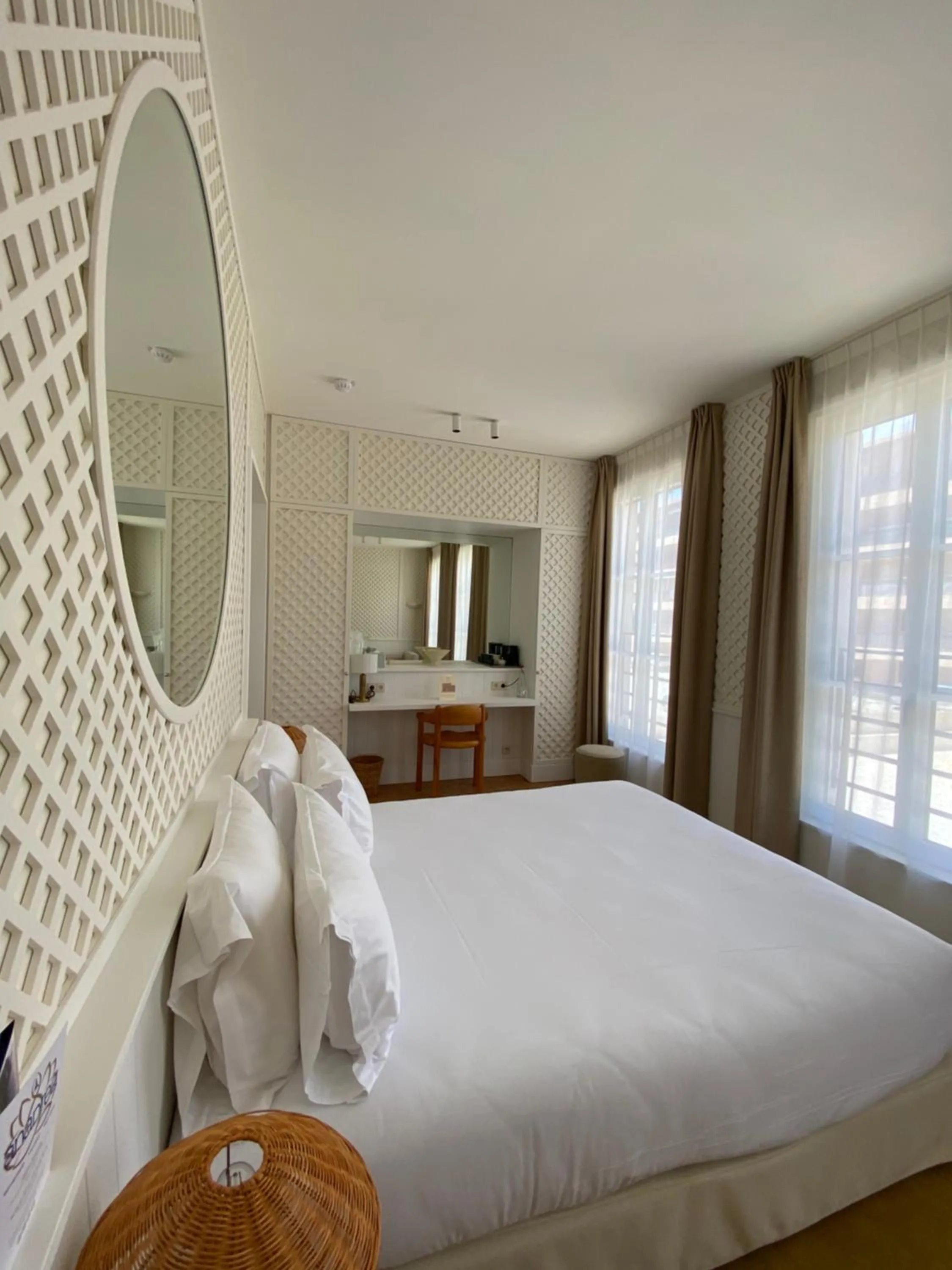 Photo of the whole room, Bed in LILOU