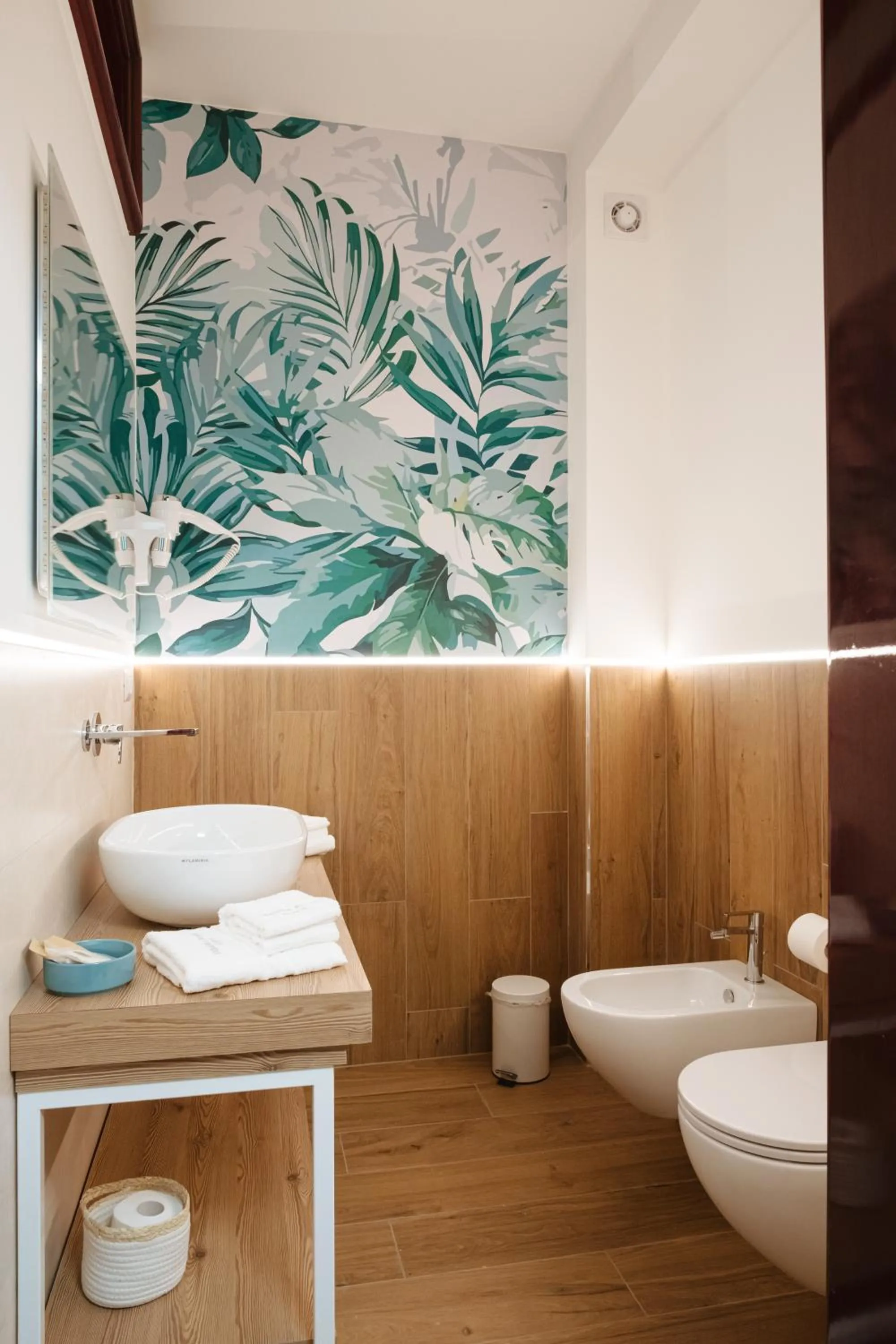 Shower in ALBERGO DIFFUSO Dimora Rossi Charme B&B