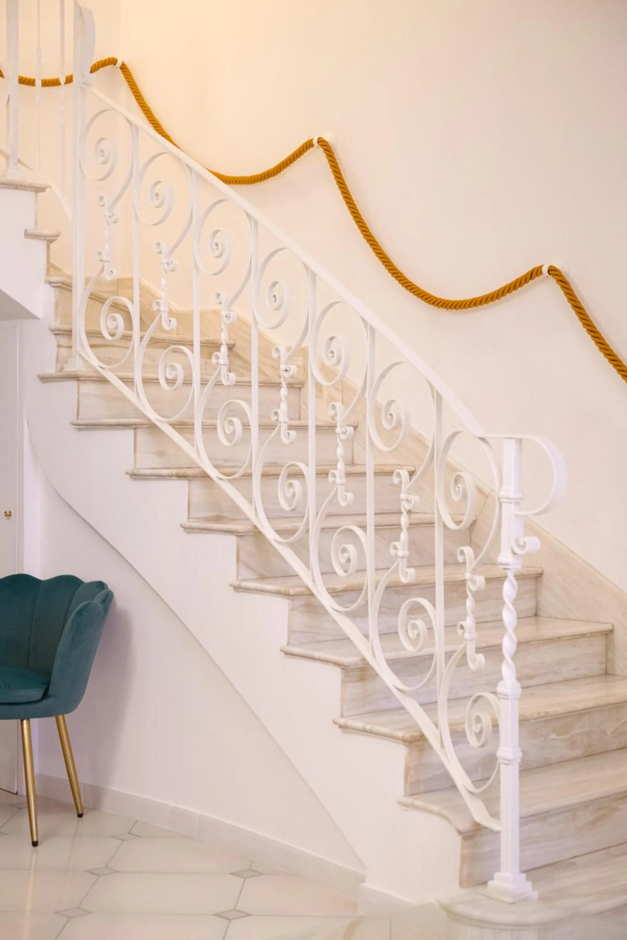 Communal lounge/ TV room in ALBERGO DIFFUSO Dimora Rossi Charme B&B