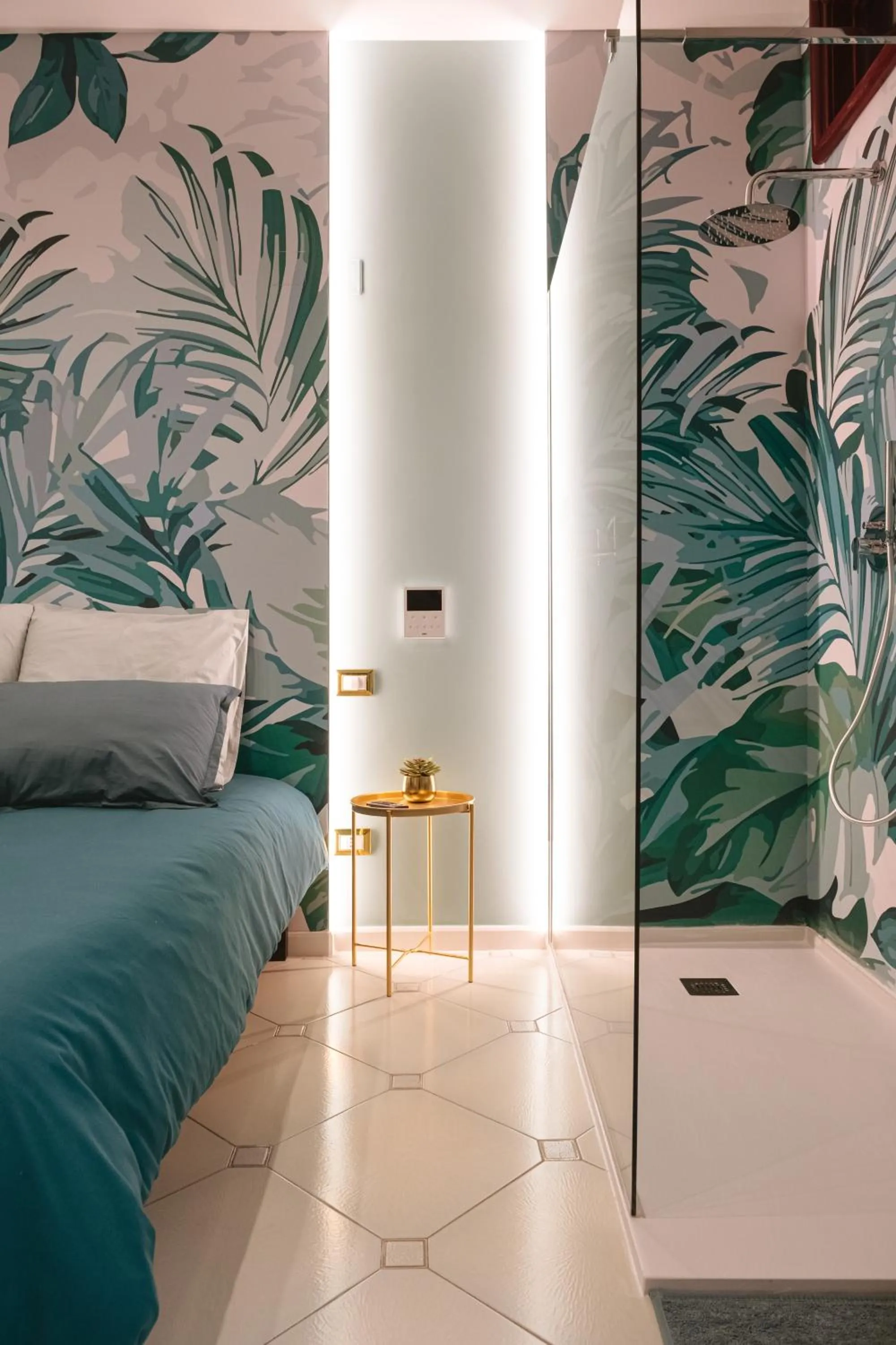 Shower, Bed in ALBERGO DIFFUSO Dimora Rossi Charme B&B