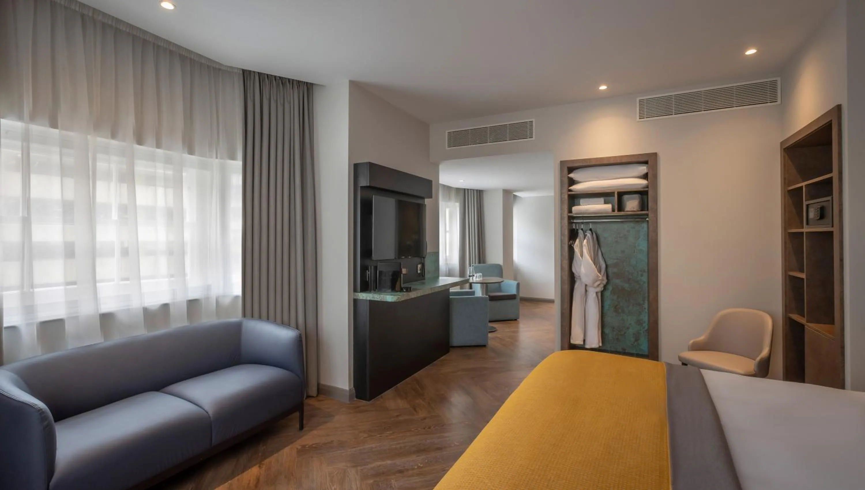 Bed in Maldron Hotel Brighton City Centre