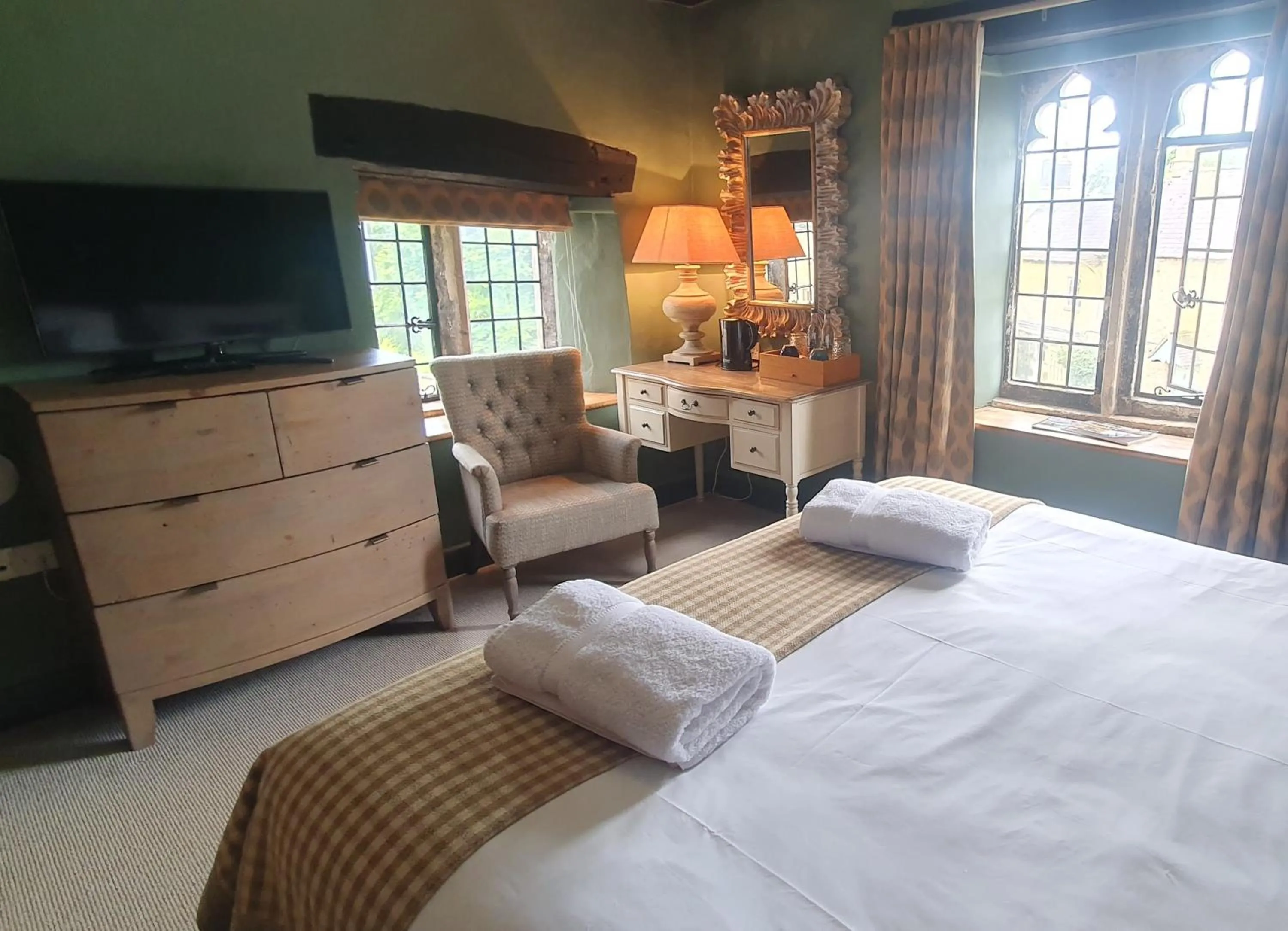 Bedroom, Bed in The Crown at Shipton