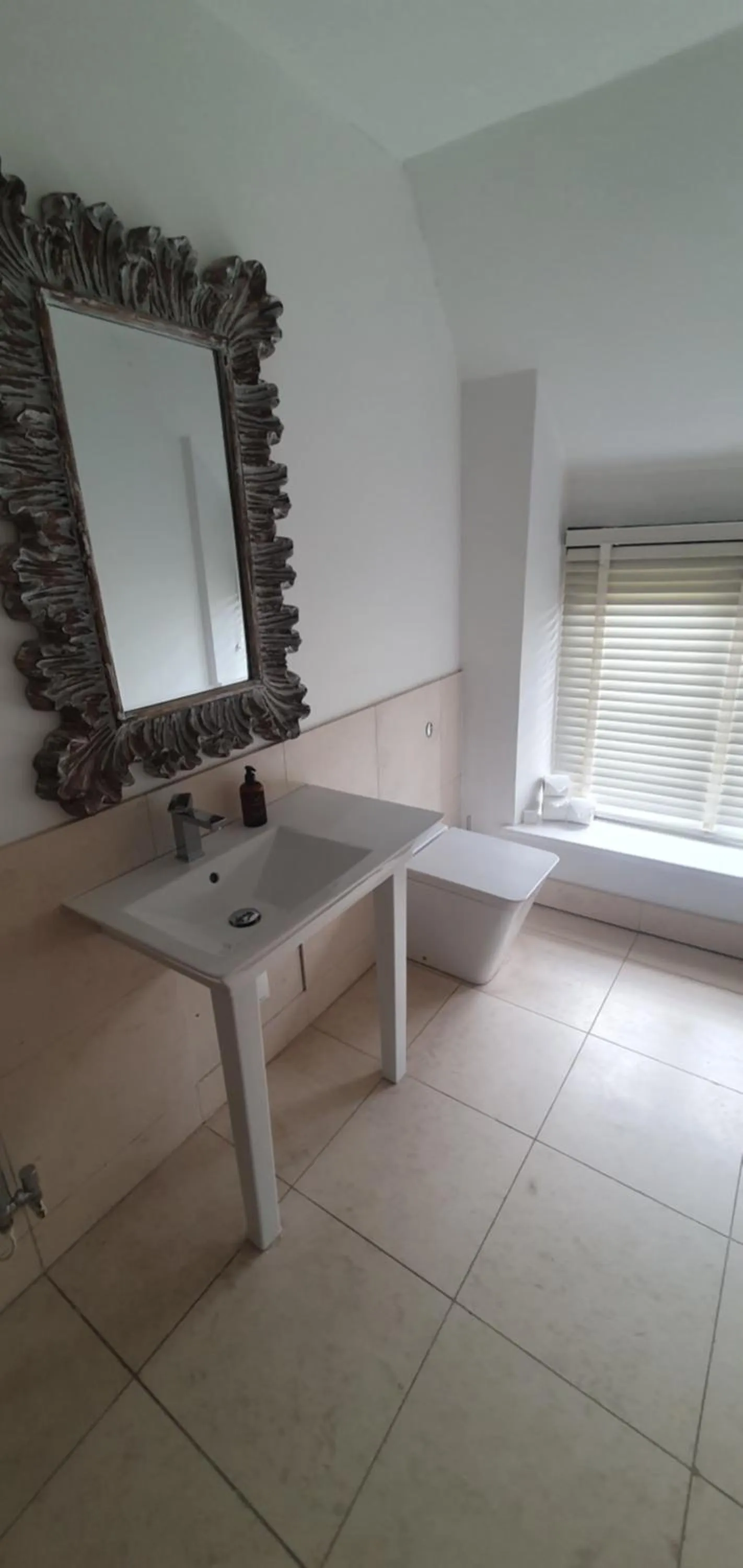 Bathroom in The Crown at Shipton