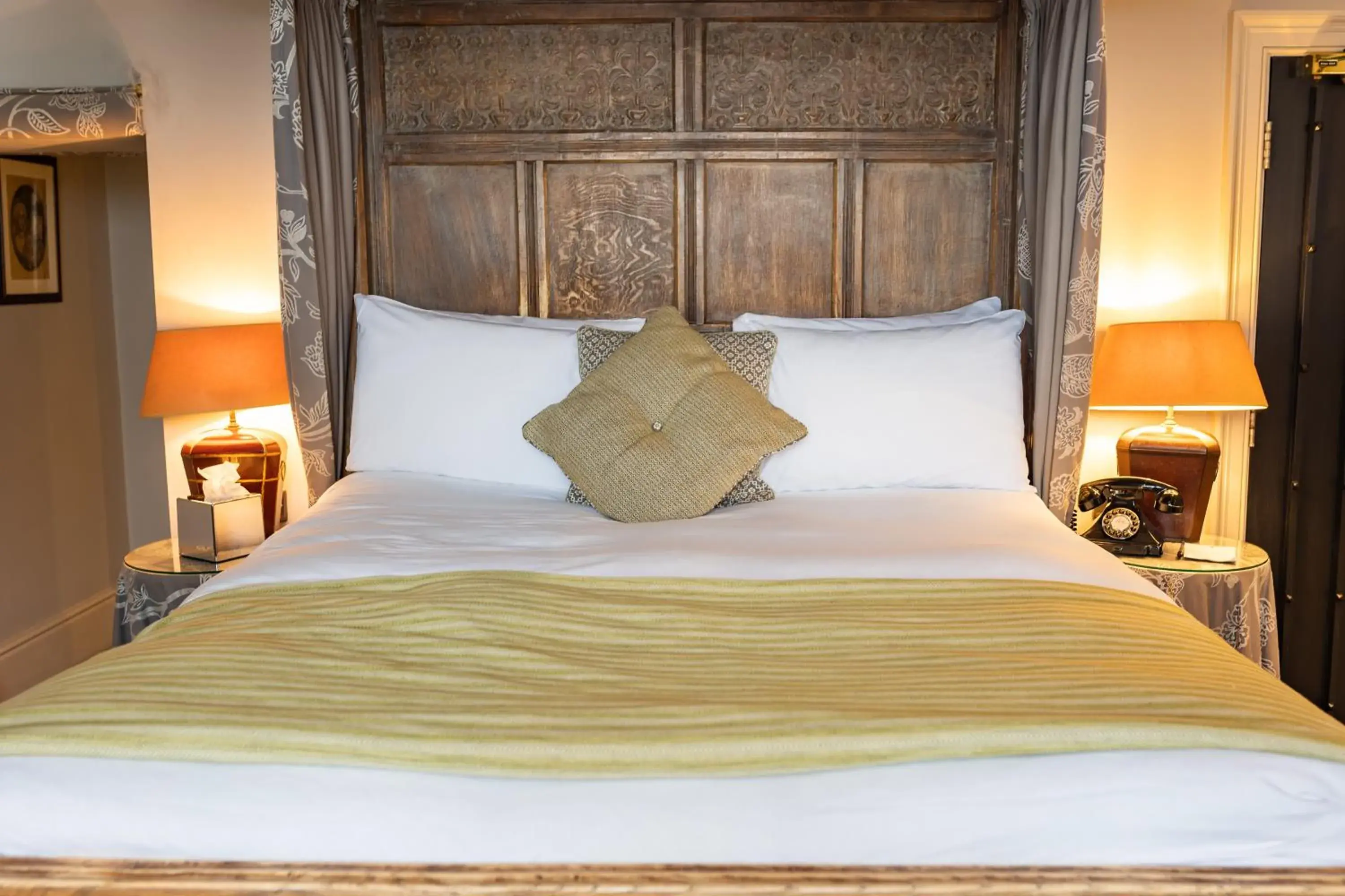 Bed in The Red Lion Hotel Bed in The Red Lion Hotel