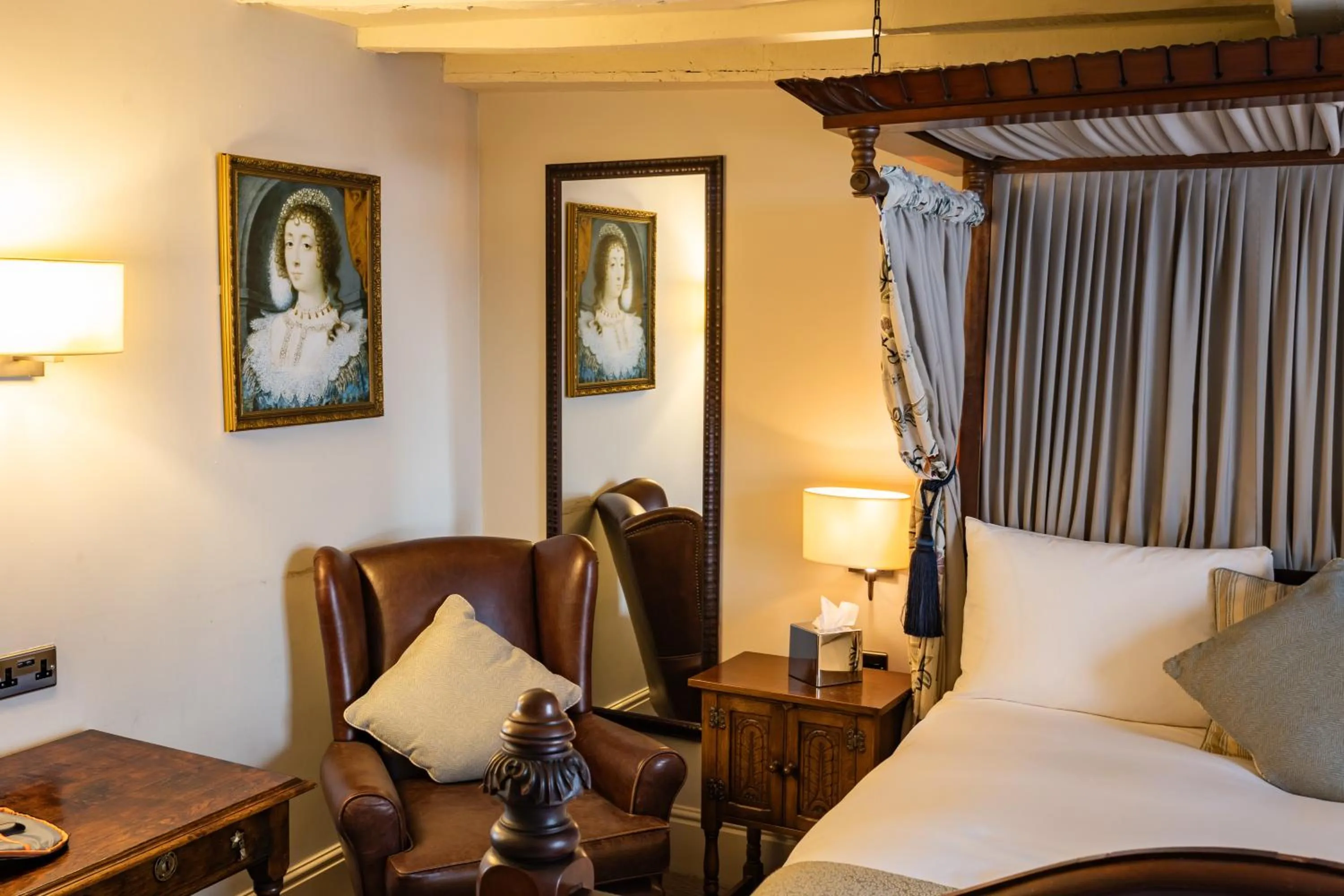 Bedroom, Bed in The Red Lion Hotel