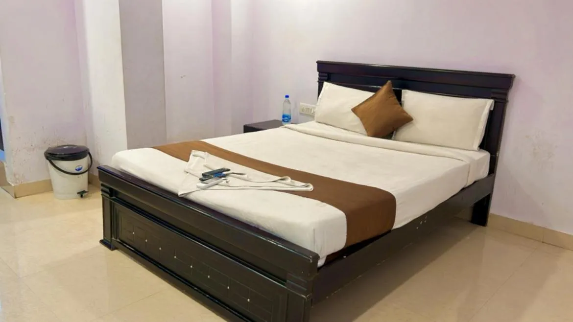 Bed in THE METRO INTERNATIONAL HOTEL