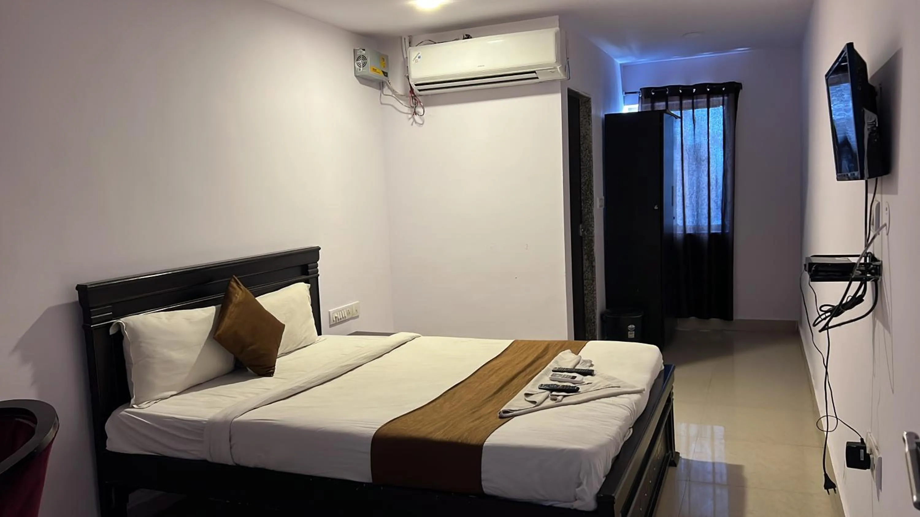 Bed in THE METRO INTERNATIONAL HOTEL