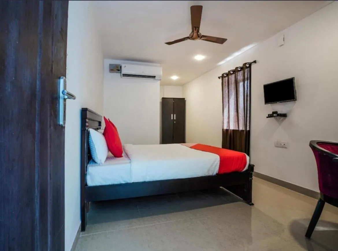 Bed in THE METRO INTERNATIONAL HOTEL