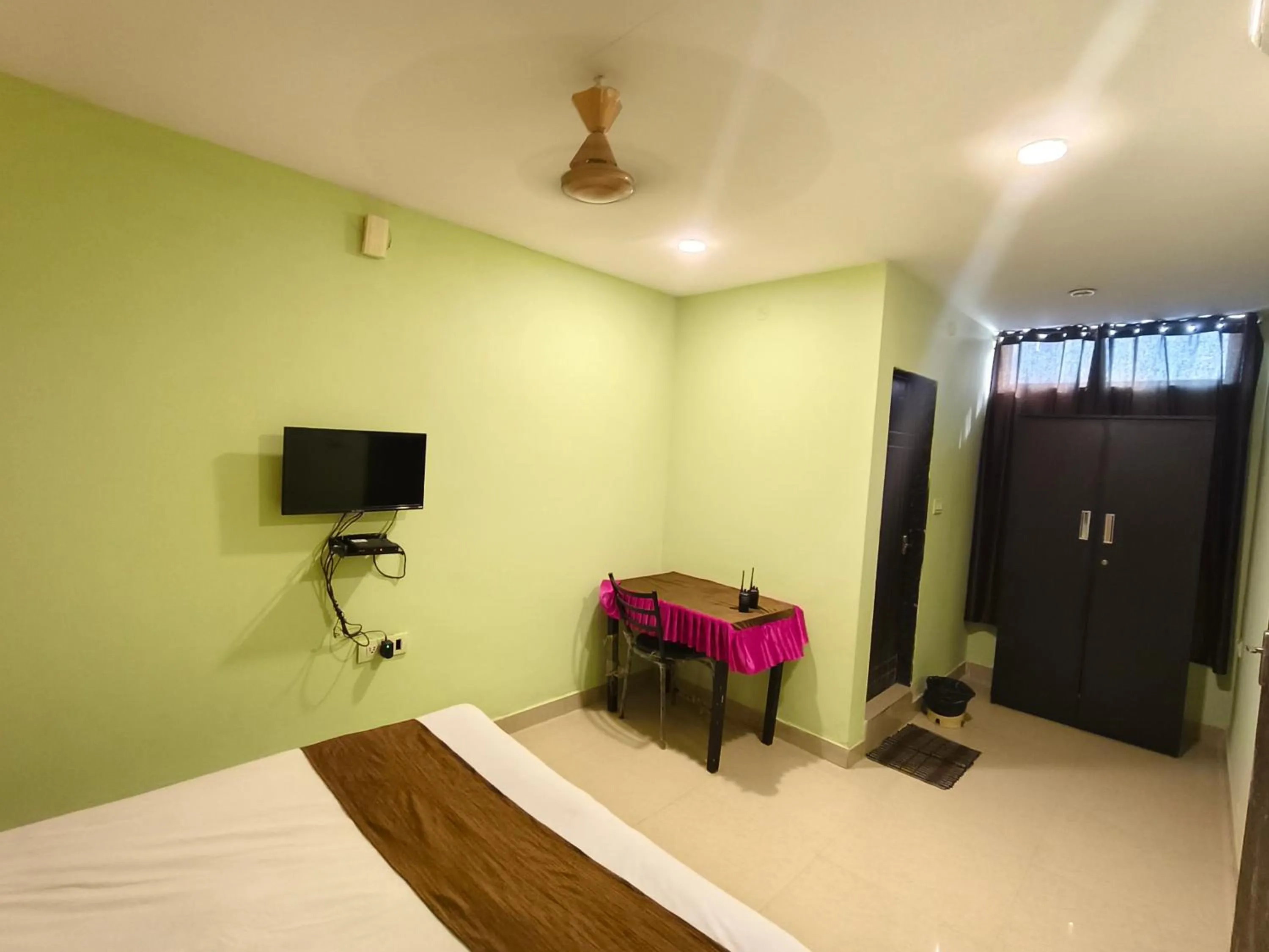 Bed in THE METRO INTERNATIONAL HOTEL