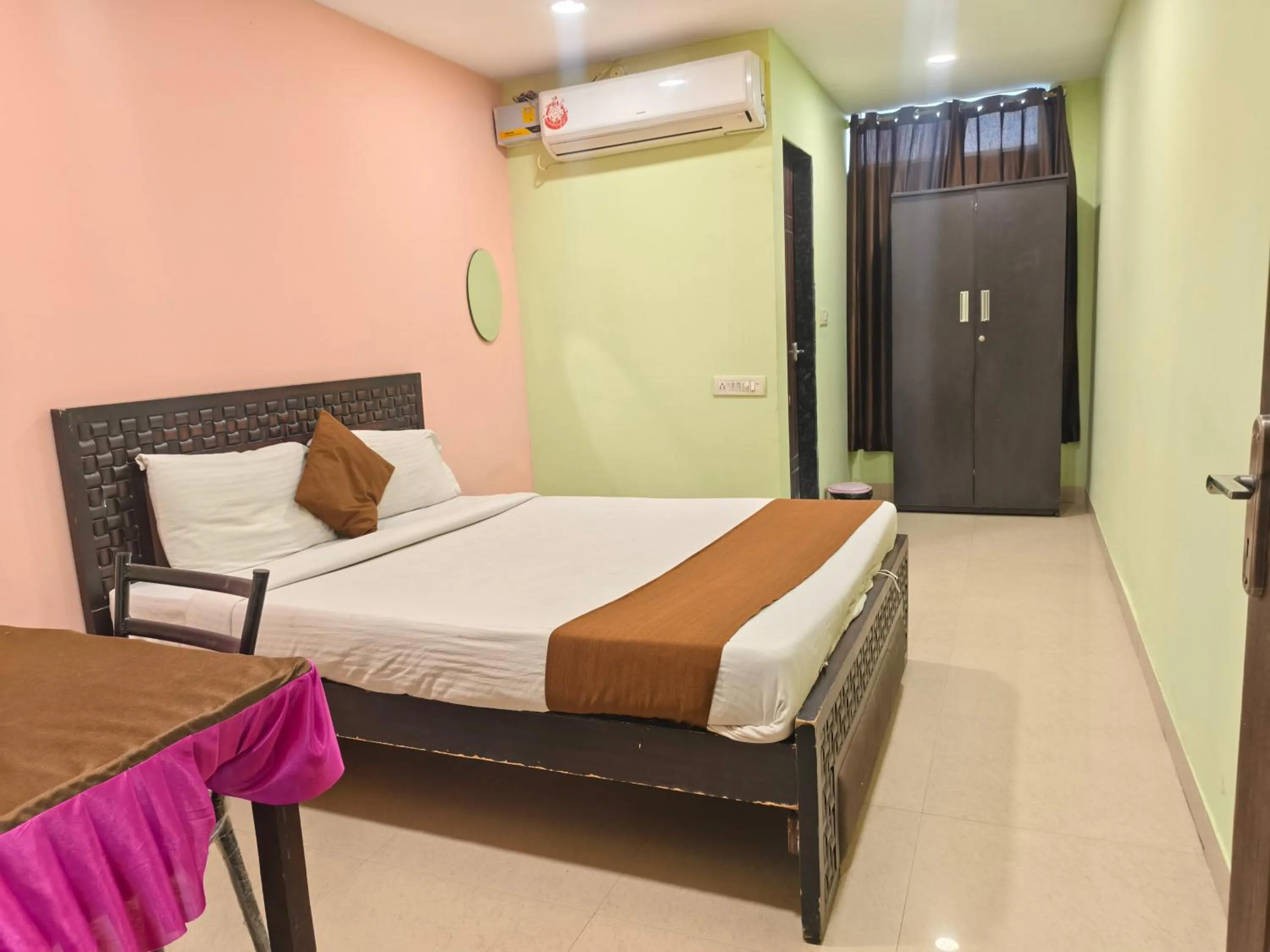 Bed in THE METRO INTERNATIONAL HOTEL