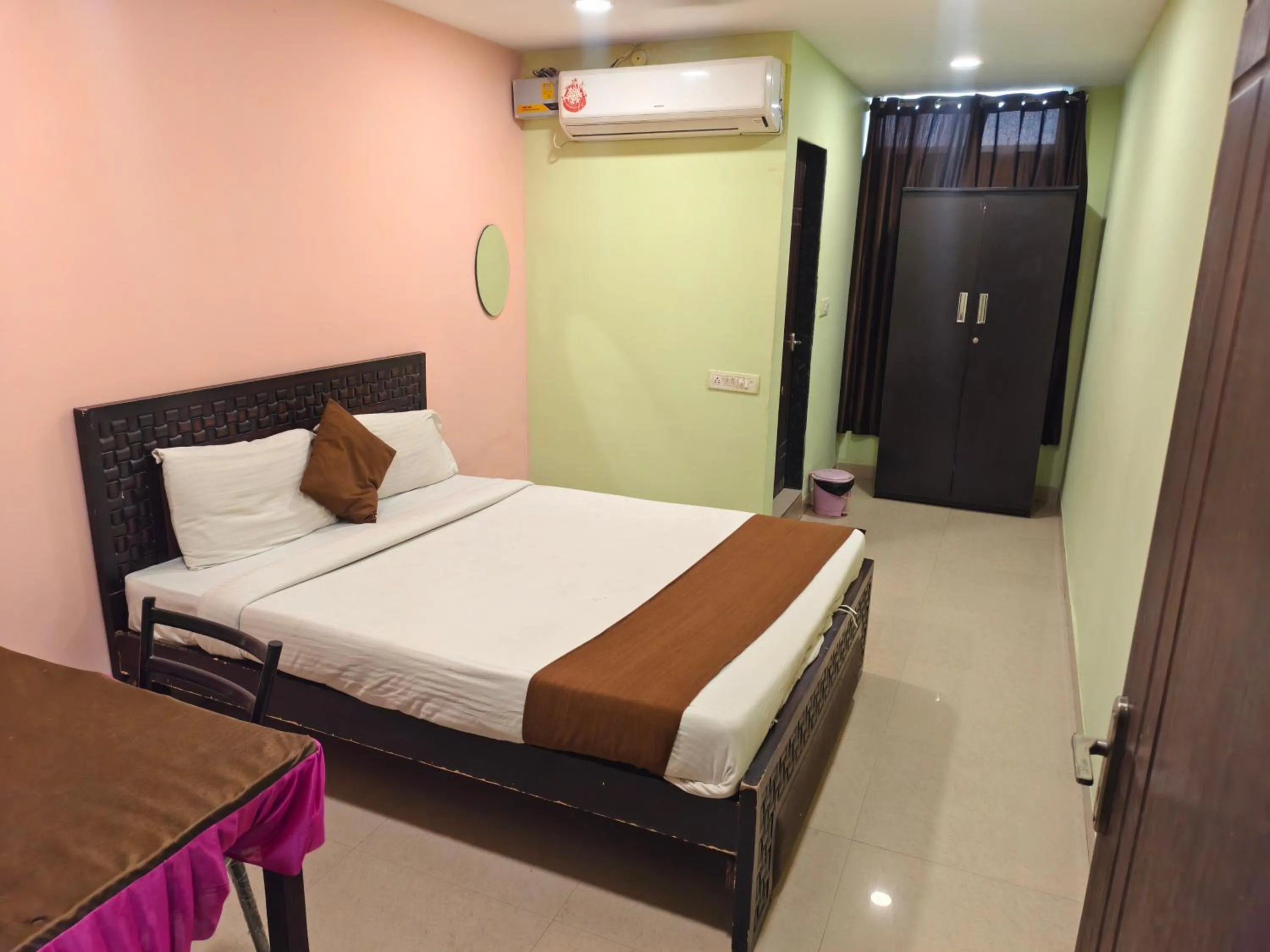 Bed in THE METRO INTERNATIONAL HOTEL