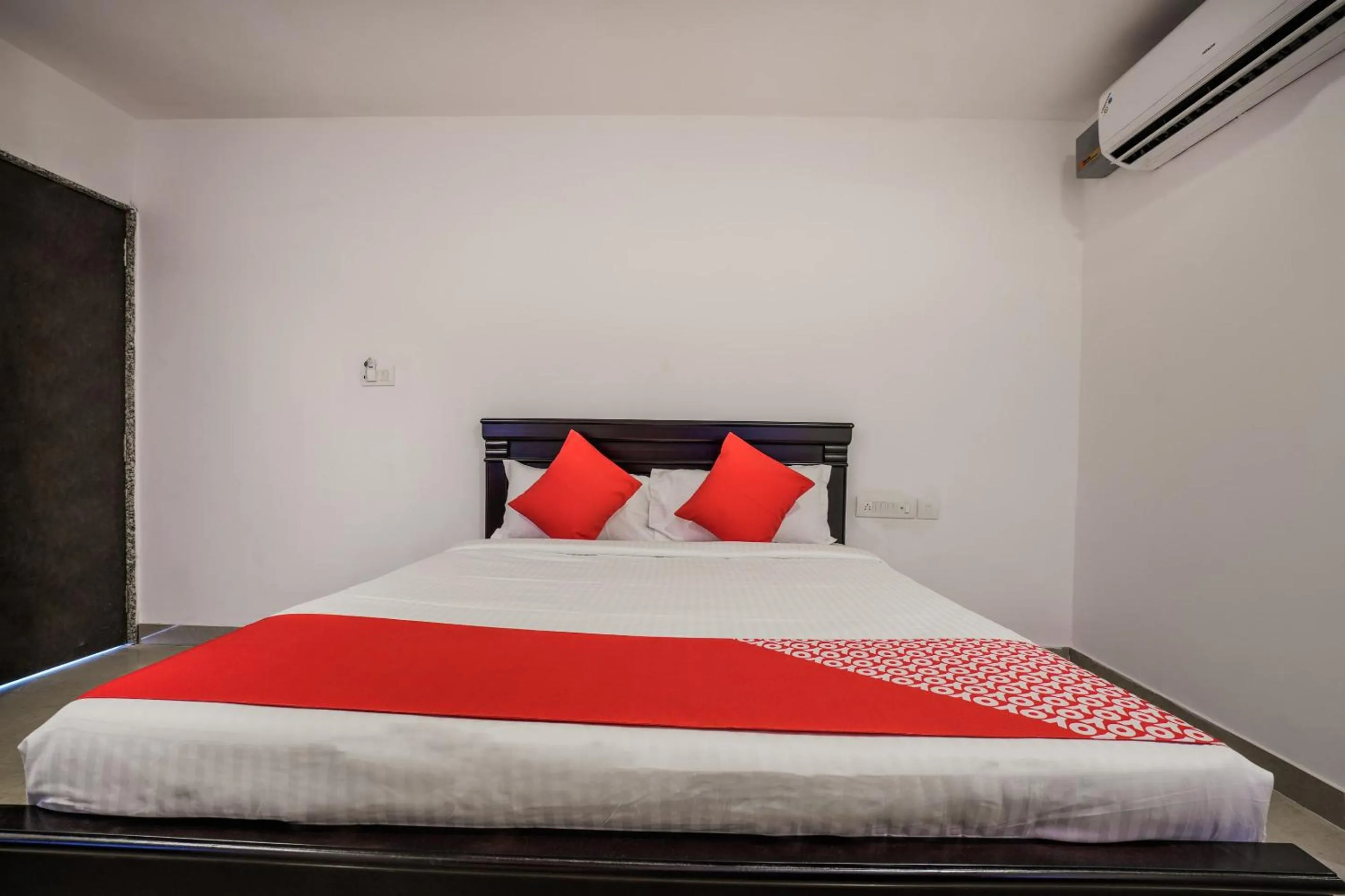Bed in THE METRO INTERNATIONAL HOTEL