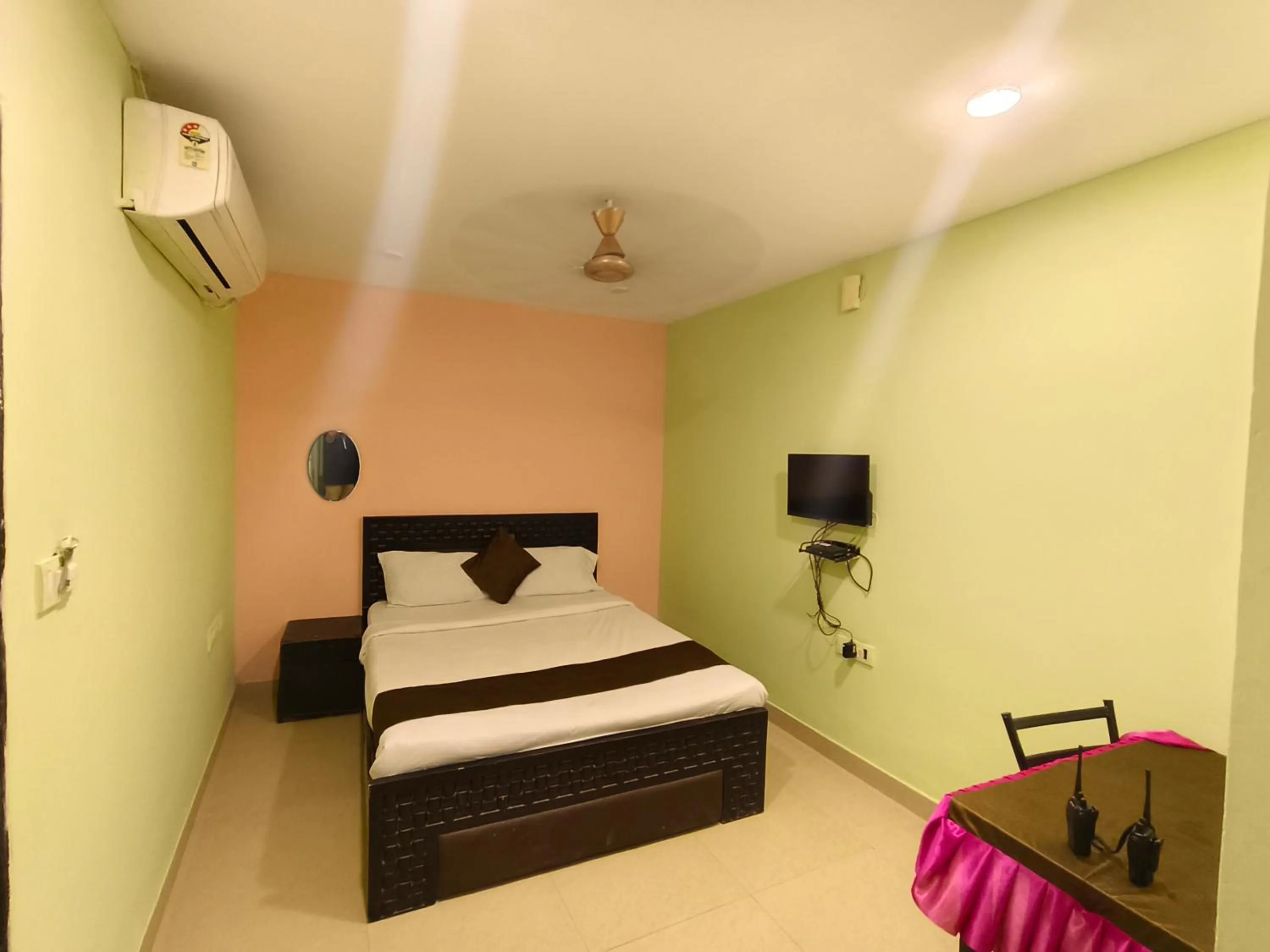 Bed in THE METRO INTERNATIONAL HOTEL