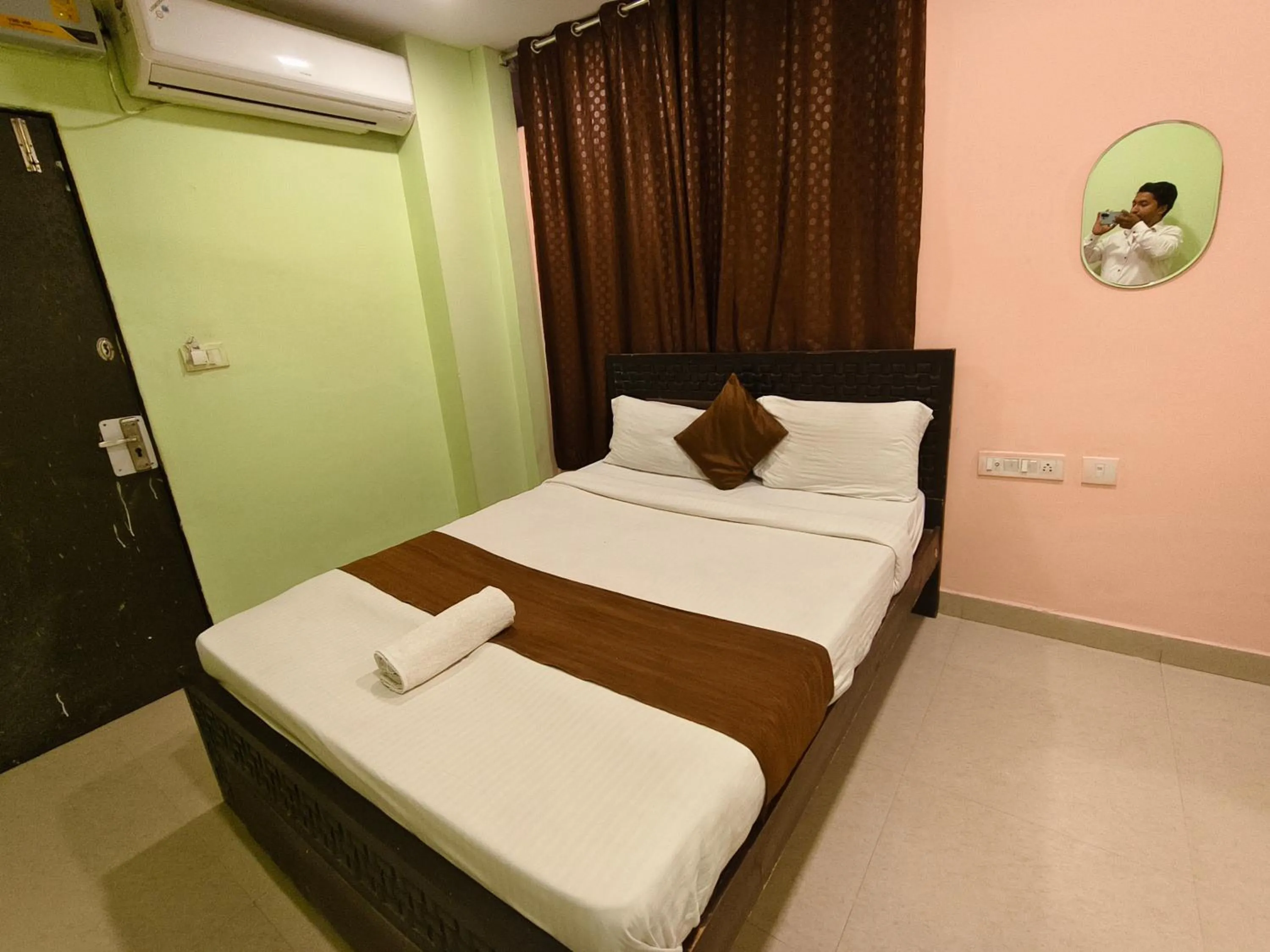 Bed in THE METRO INTERNATIONAL HOTEL