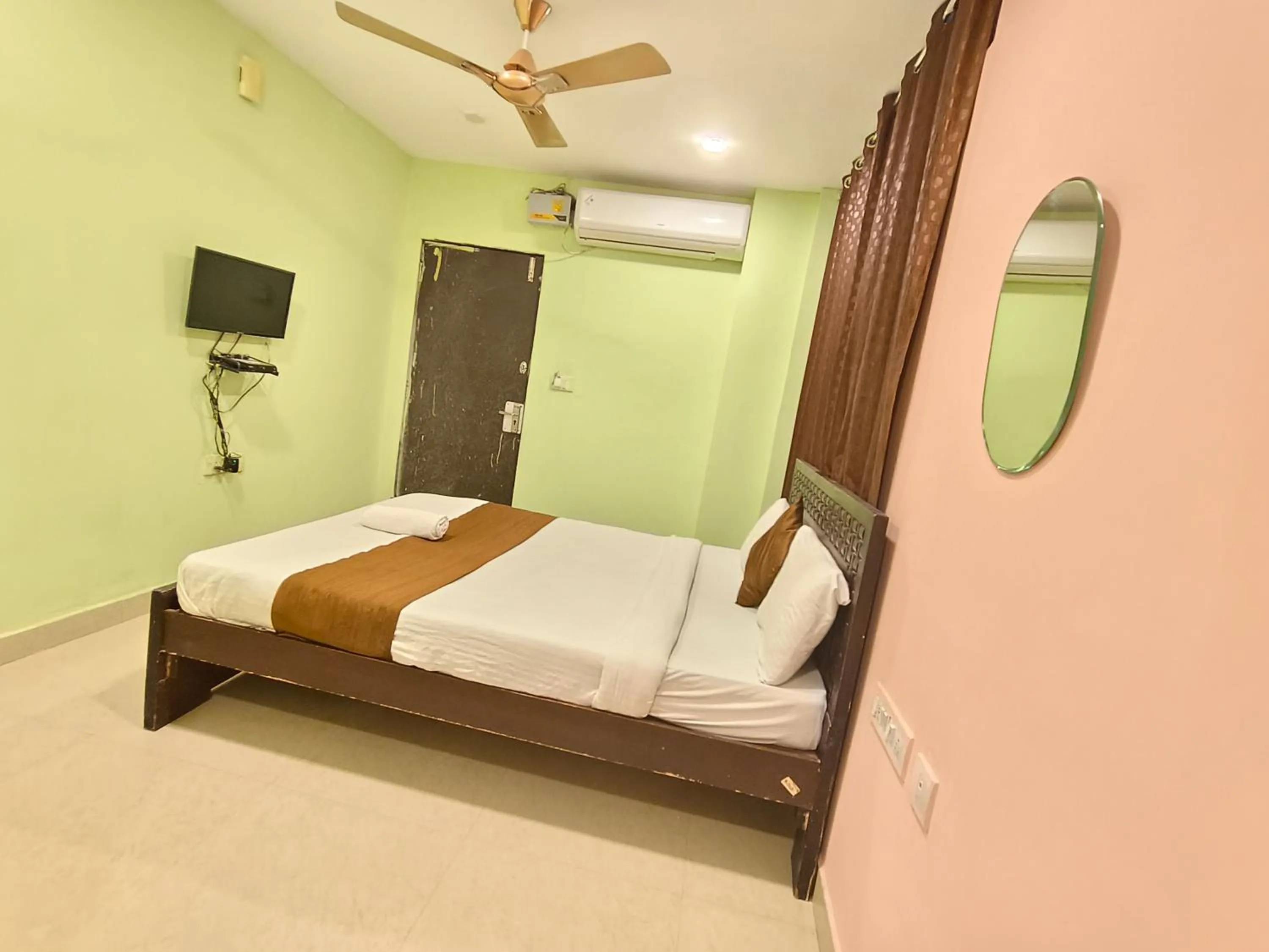 Bed in THE METRO INTERNATIONAL HOTEL