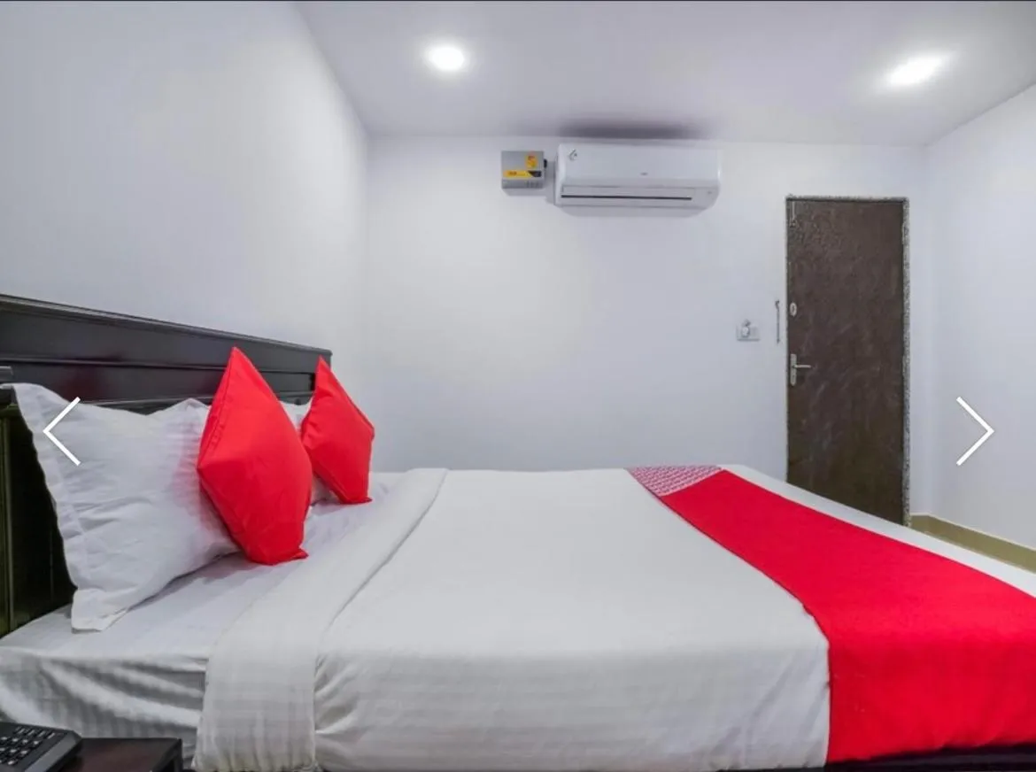Bed in THE METRO INTERNATIONAL HOTEL
