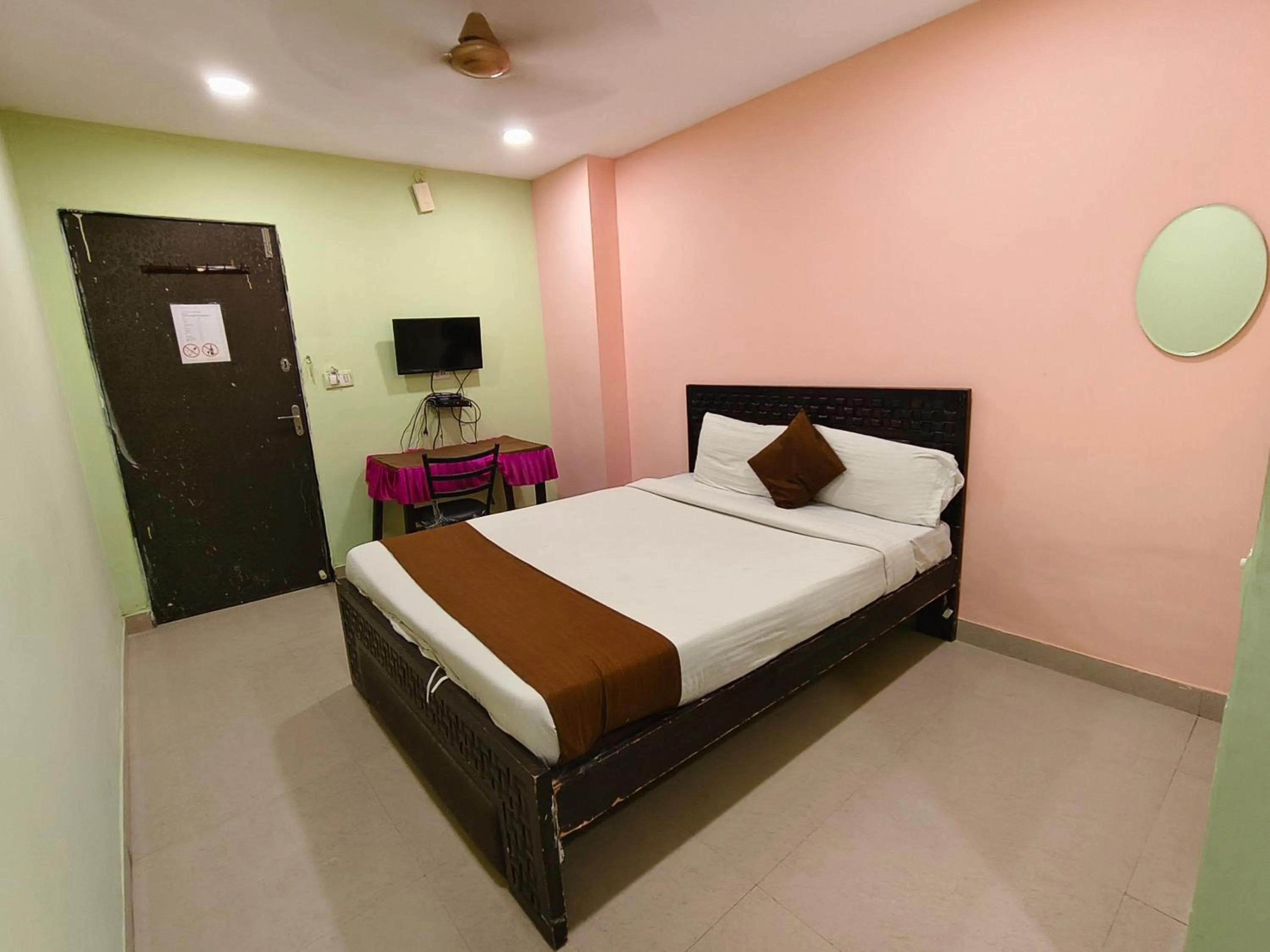 Bed in THE METRO INTERNATIONAL HOTEL