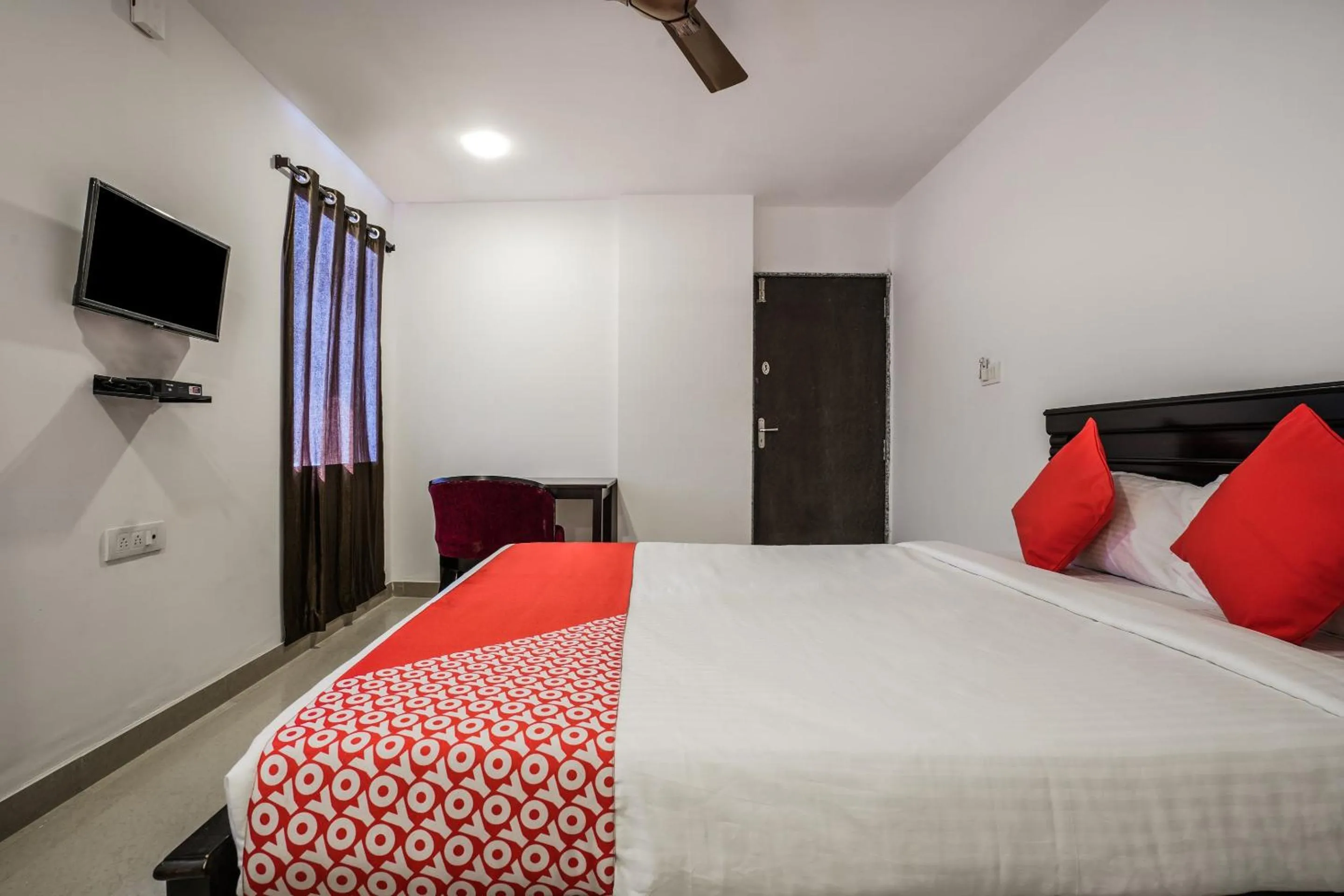 Bed in THE METRO INTERNATIONAL HOTEL