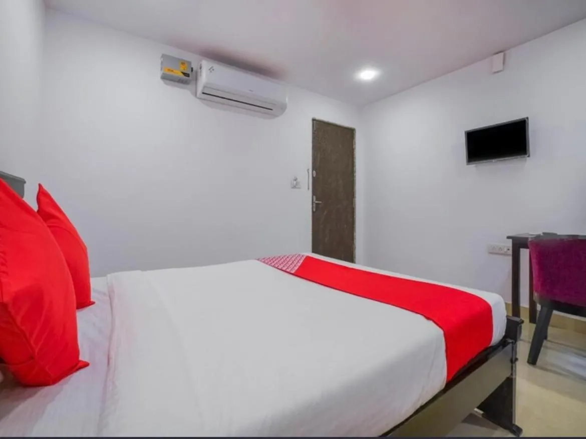 Bed in THE METRO INTERNATIONAL HOTEL