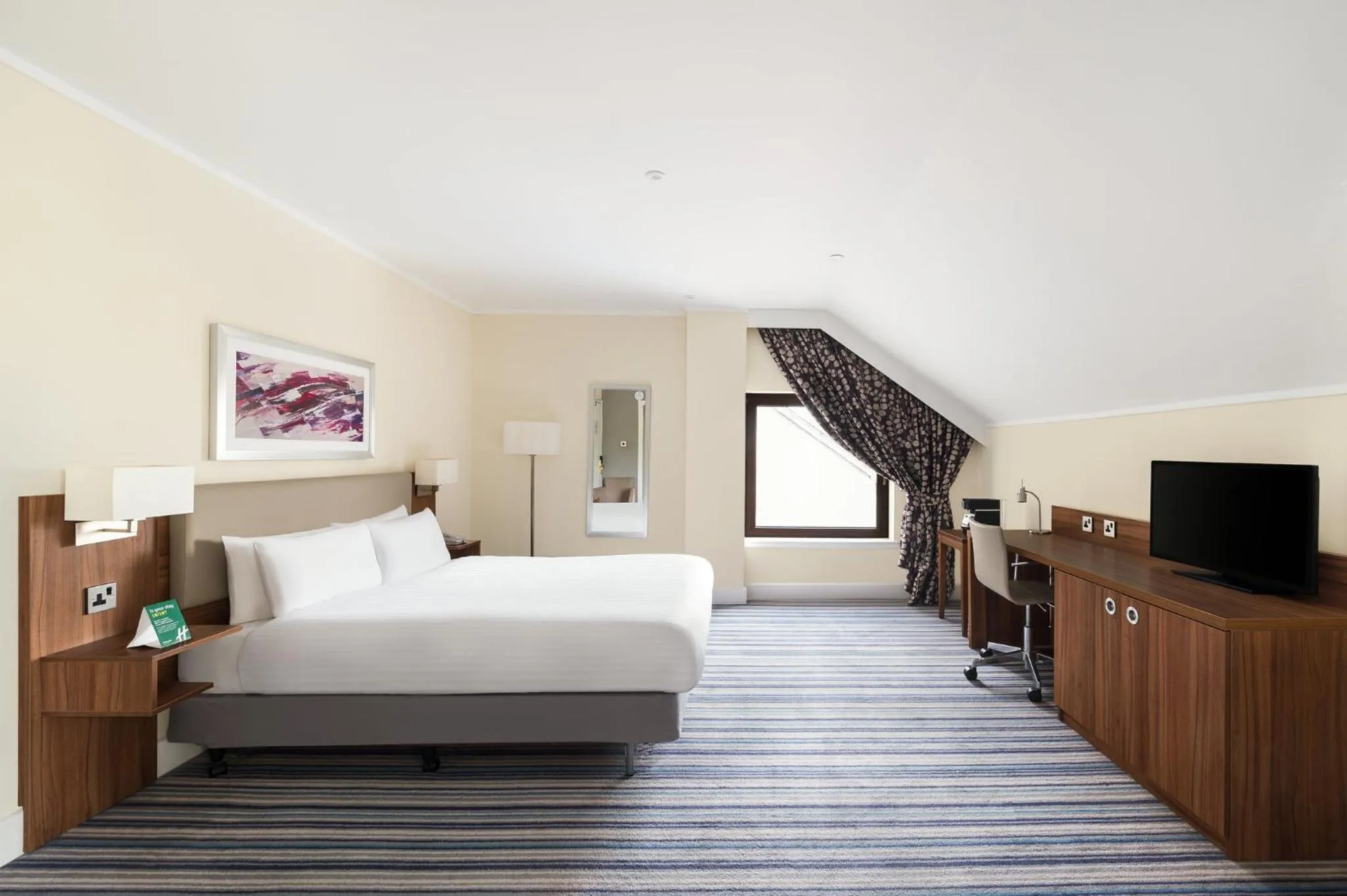 Photo of the whole room, Bed in Holiday Inn Glasgow - East Kilbride by IHG