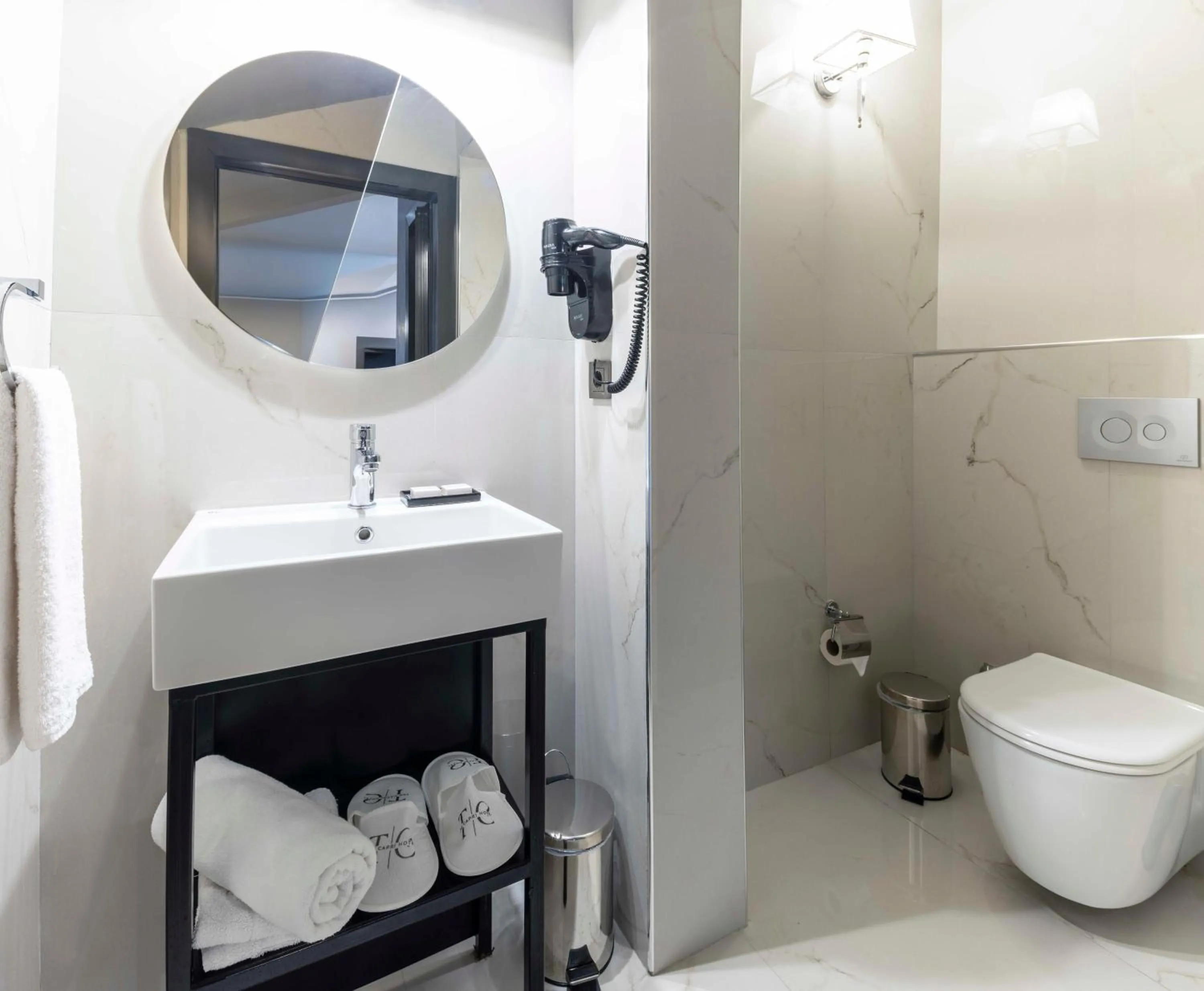 Toilet in The Capri Hotel Osmanbey