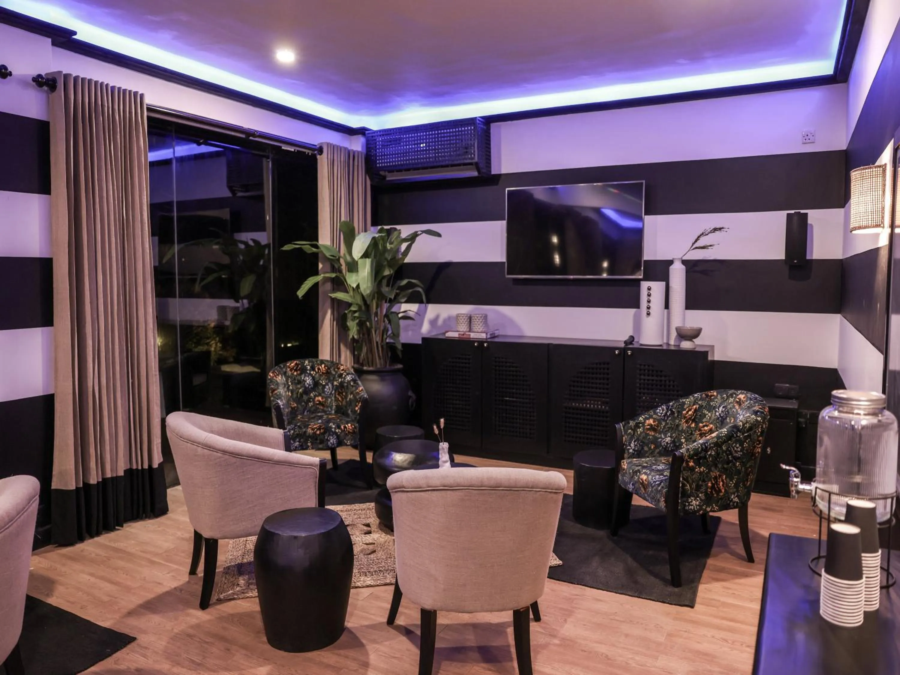 Karaoke in Sun Siyam Pasikudah