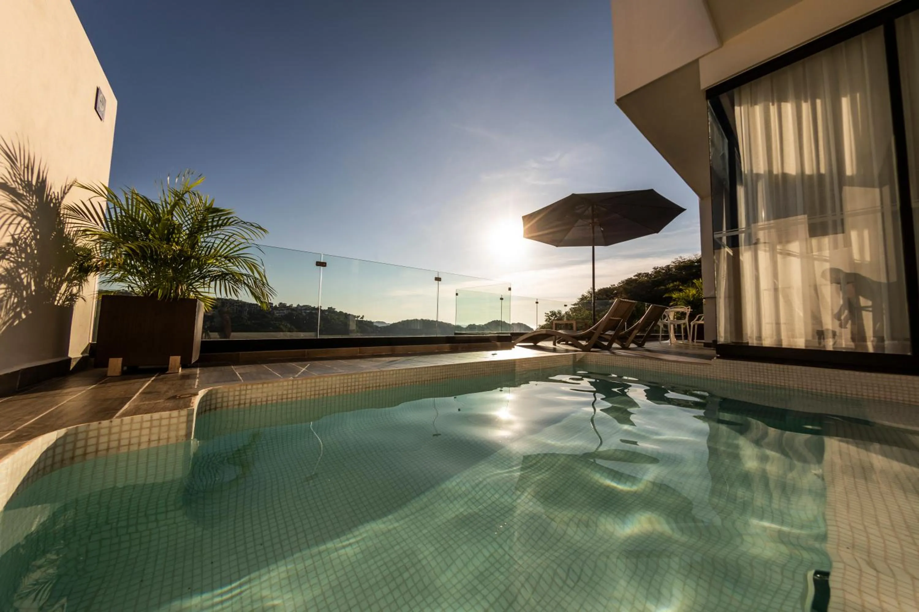 Swimming pool in Nirú Ocean Suites by Binniguenda