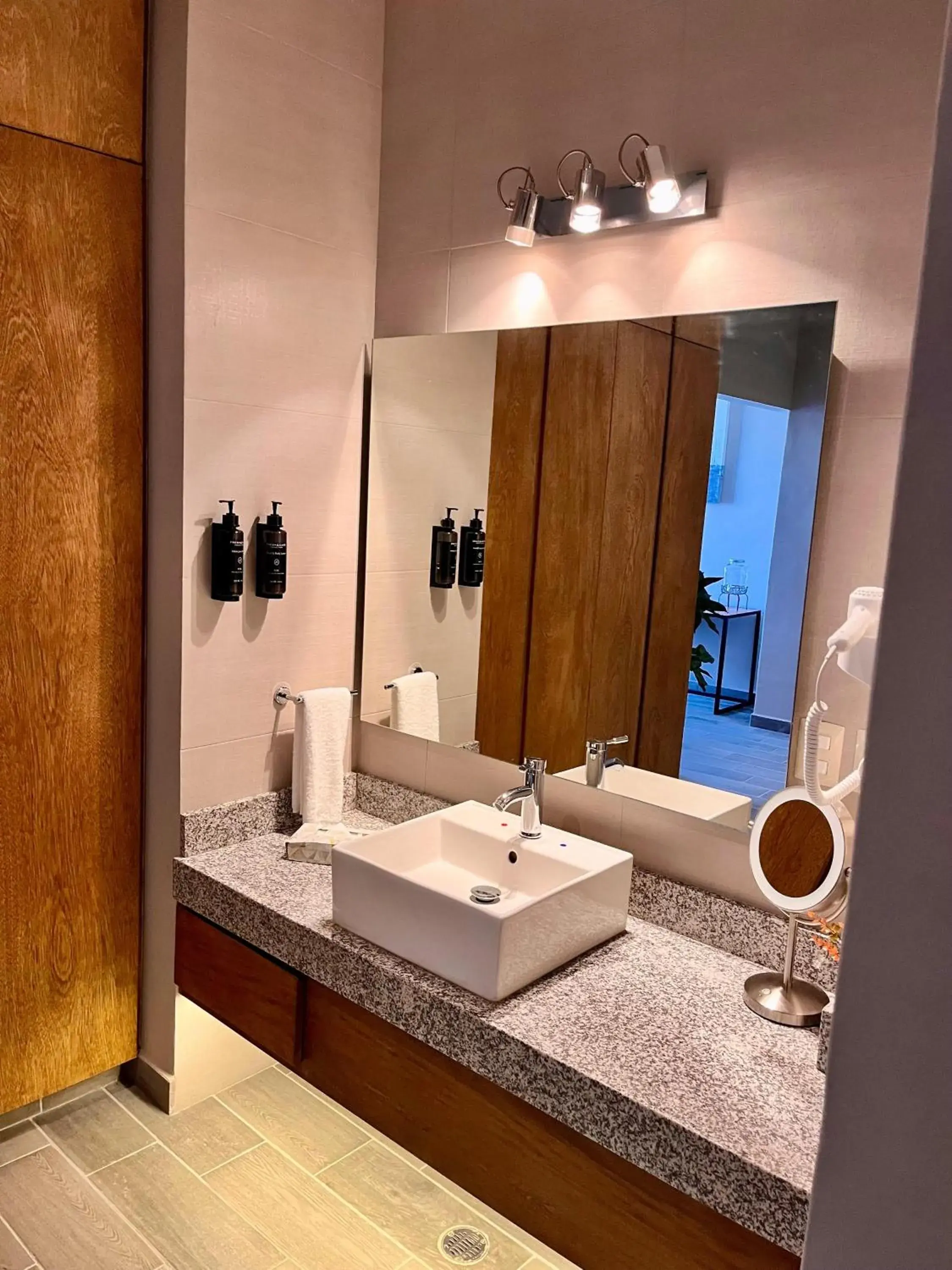 Bathroom in Nirú Ocean Suites by Binniguenda Bathroom in Nirú Ocean Suites by Binniguenda