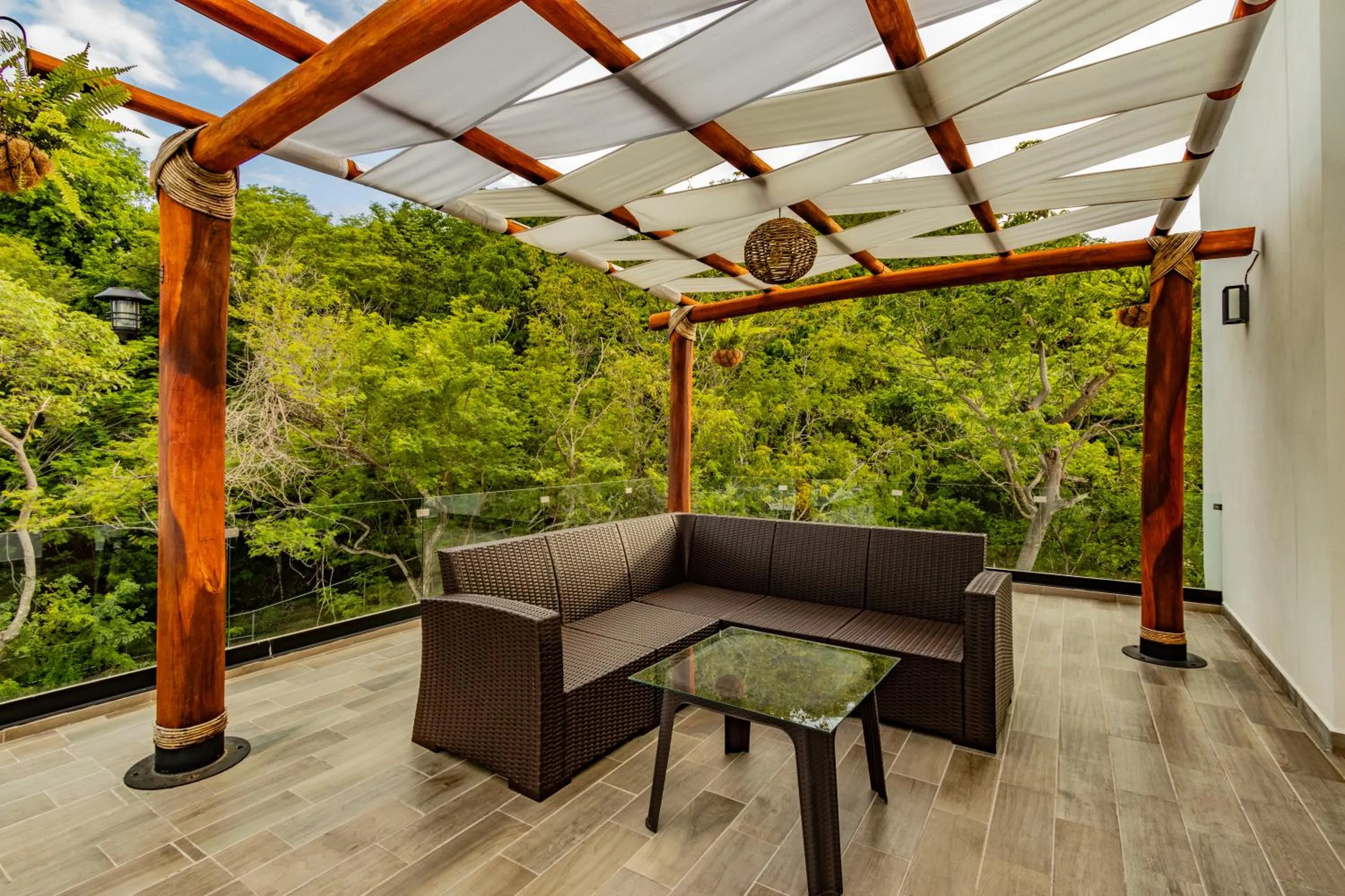 Seating area in Nirú Ocean Suites by Binniguenda