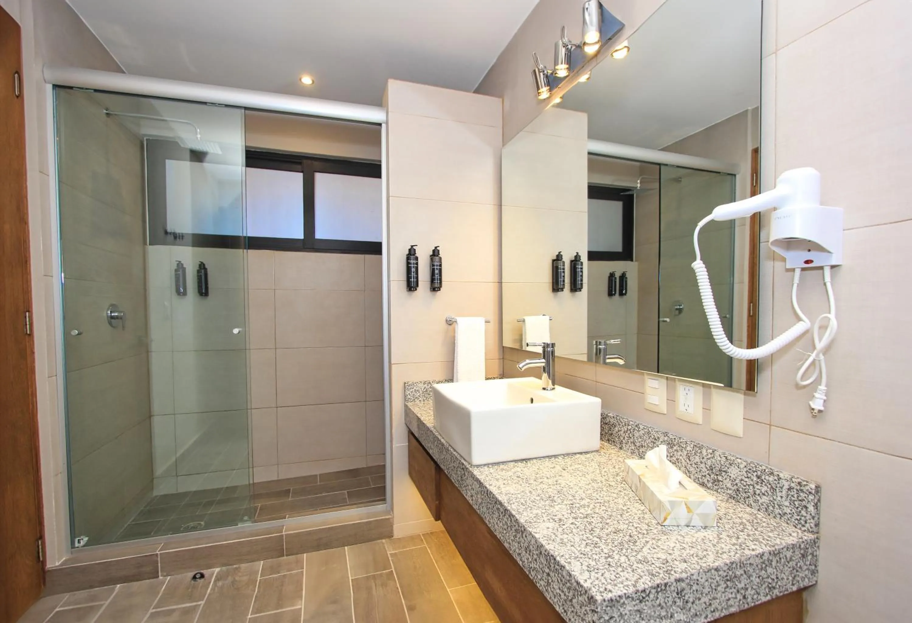 Shower in Nirú Ocean Suites by Binniguenda