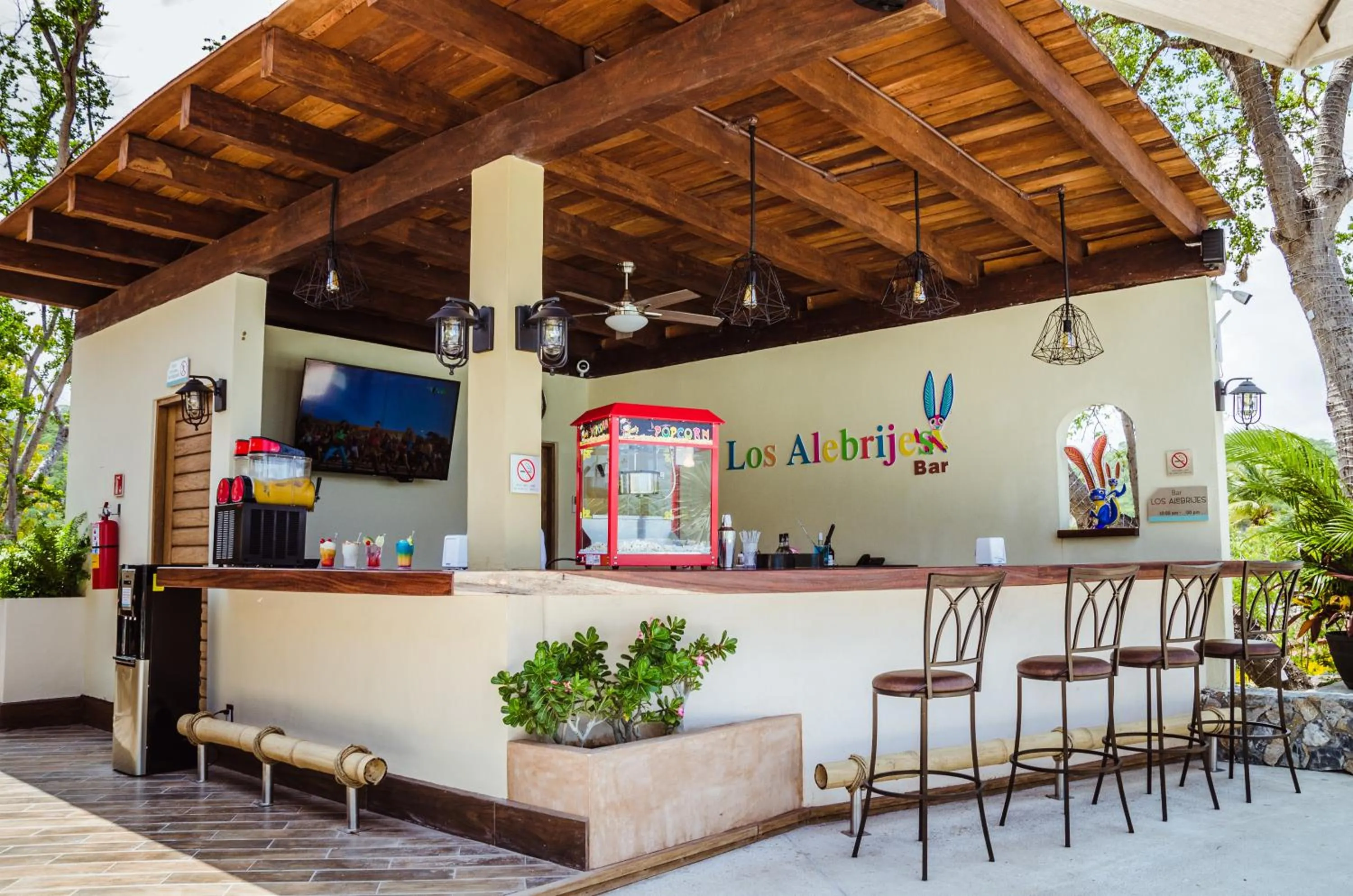 Lounge or bar in Nirú Ocean Suites by Binniguenda