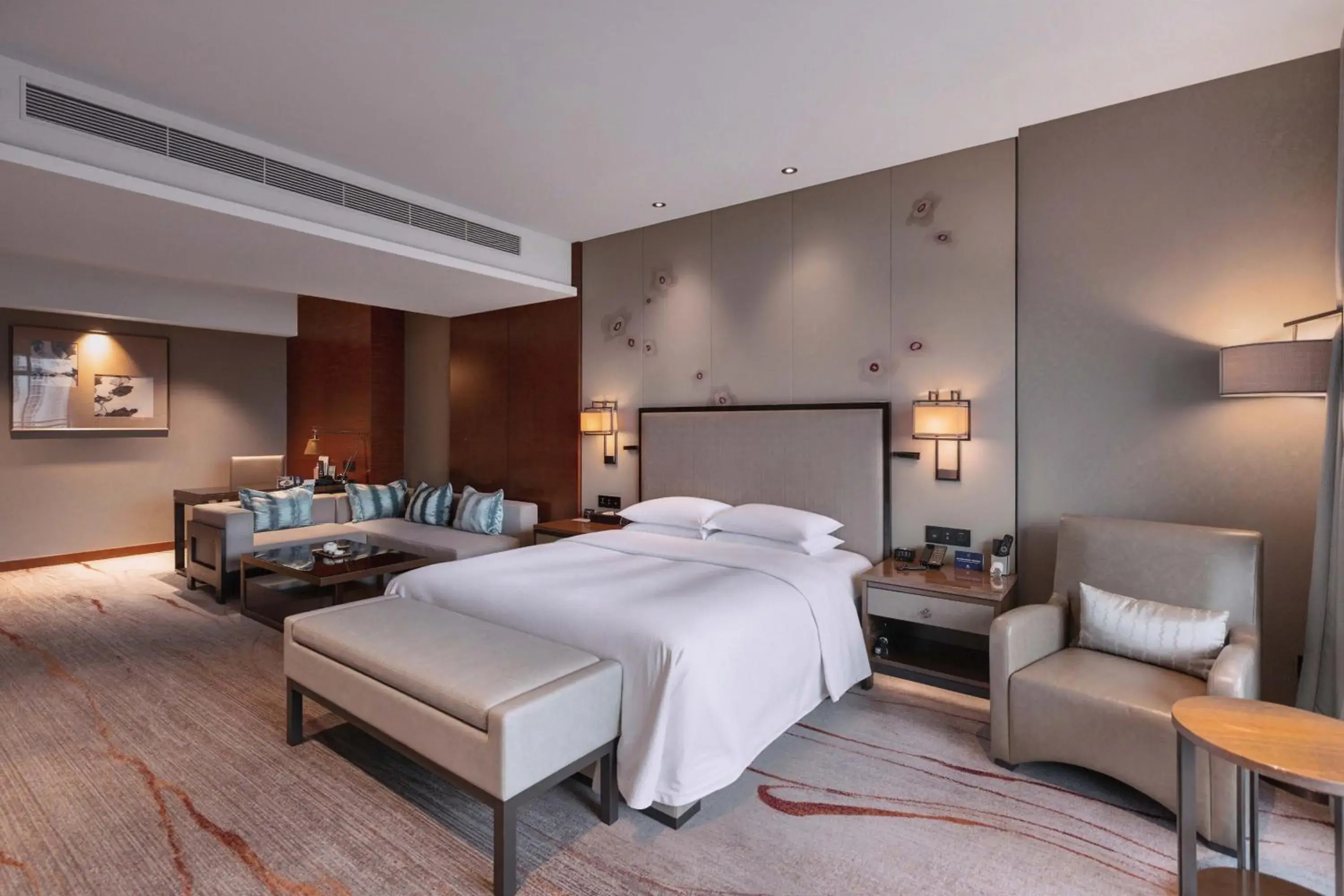 Junior Suite - Lounge Access in DoubleTree by Hilton Guangzhou Science City-Free Shuttle Bus Service During Canton Fair Period Junior Suite - Lounge Access in DoubleTree by Hilton Guangzhou Science City-Free Shuttle Bus Service During Canton Fair Period