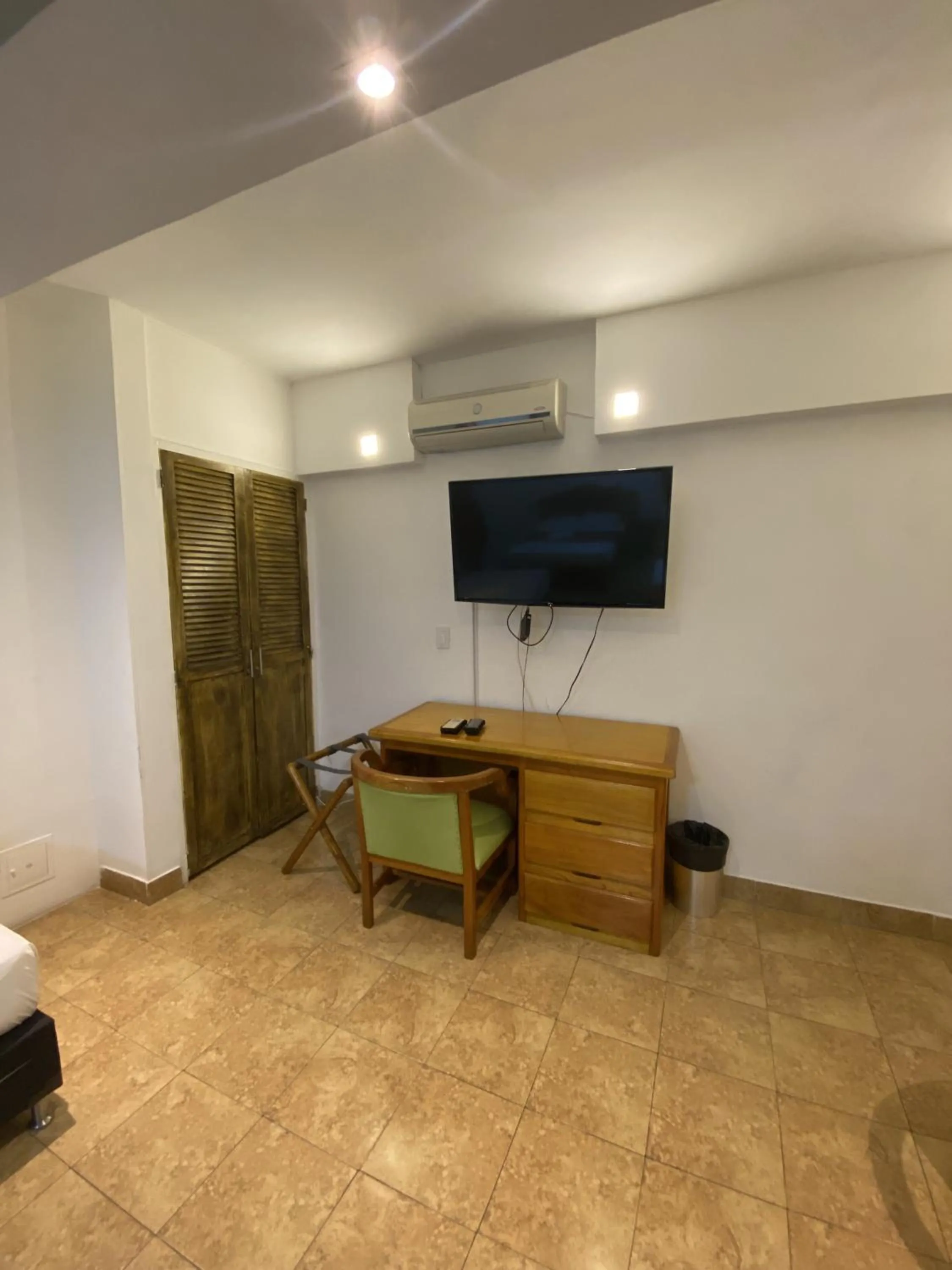 TV and multimedia in Hotel Laureles 70