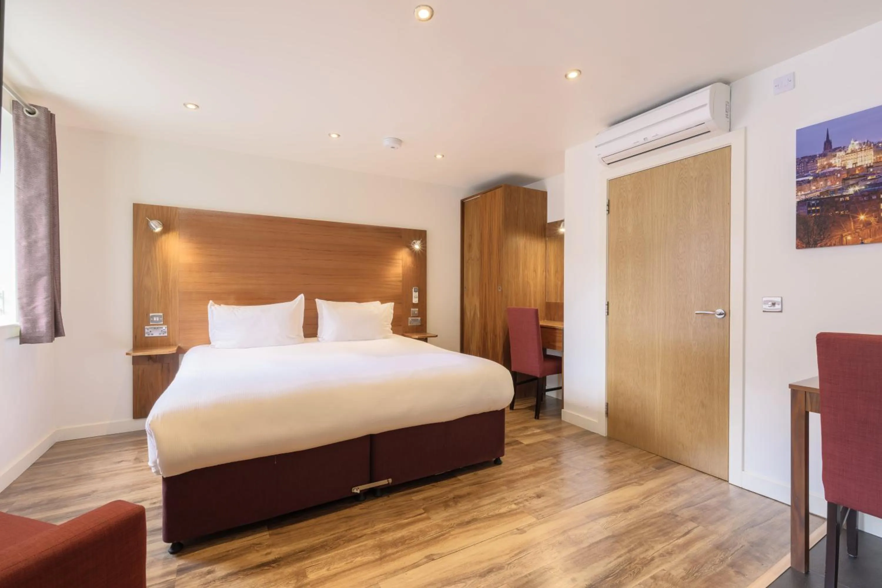 Bed in Holyrood Aparthotel