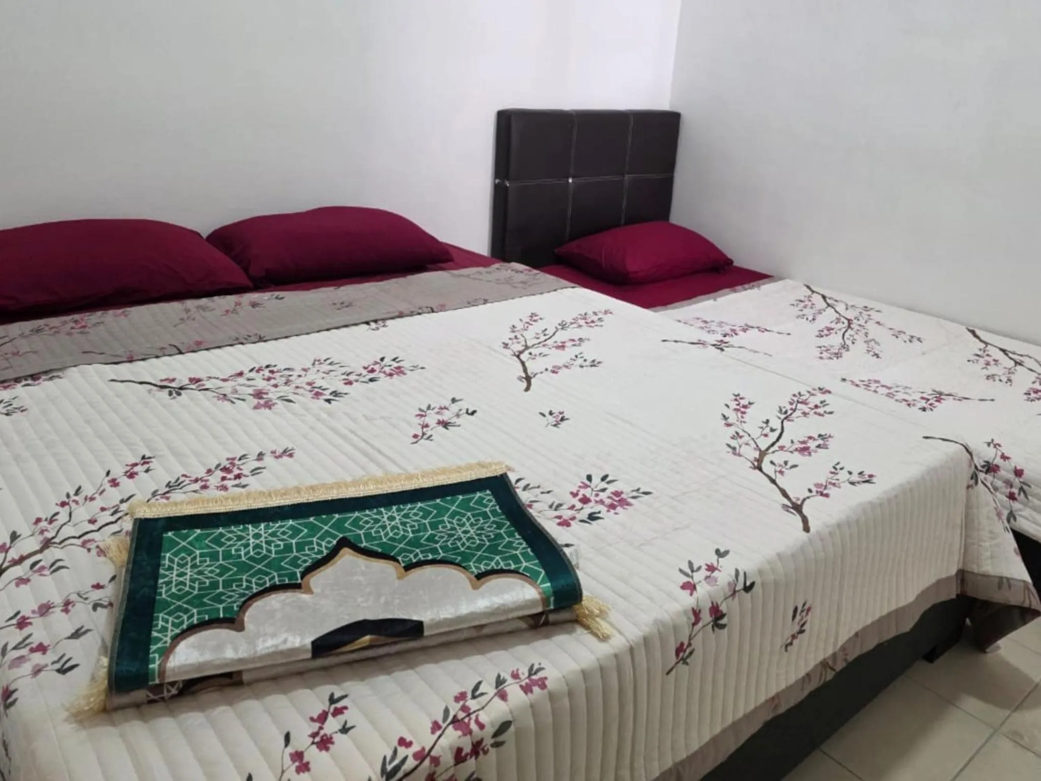 Bed in Barakah Sufi Home Stay Apartment Cameron
