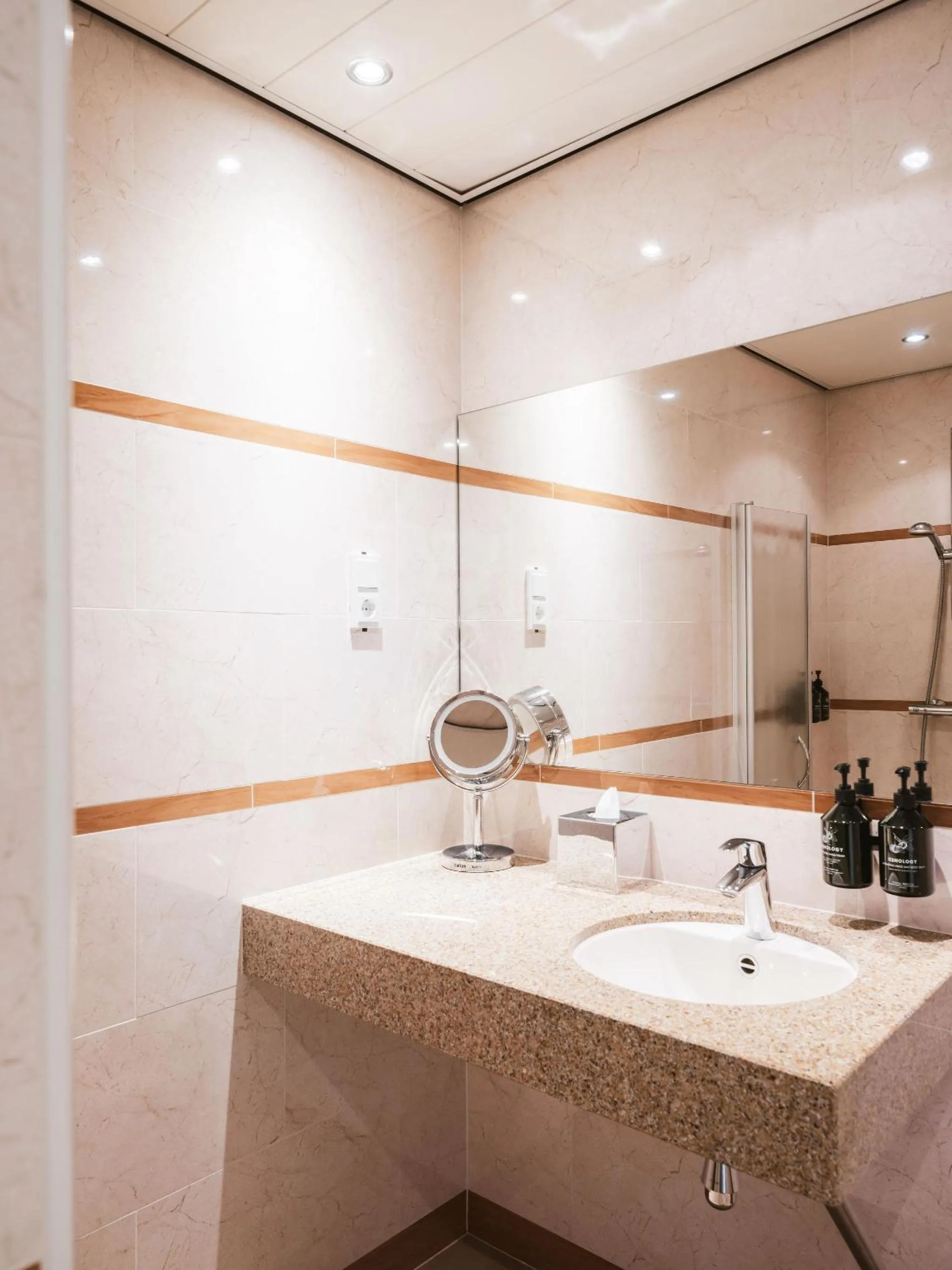 Bathroom in Strandhotel Domburg - Next Door