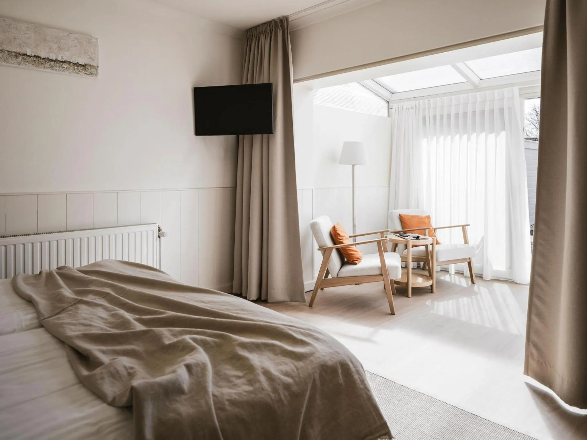 Living room, Bed in Strandhotel Domburg - Next Door