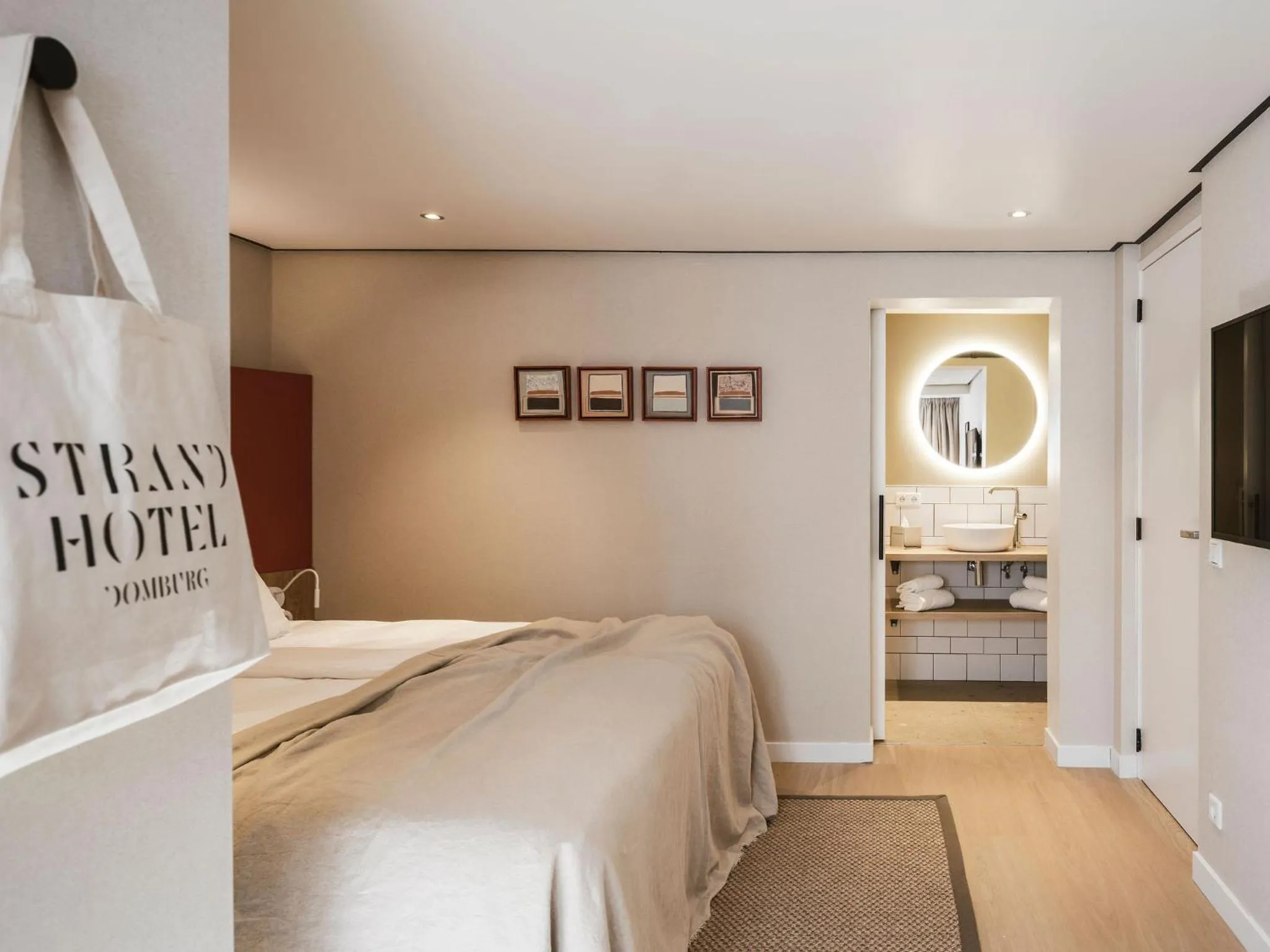 Bathroom, Bed in Strandhotel Domburg - Next Door