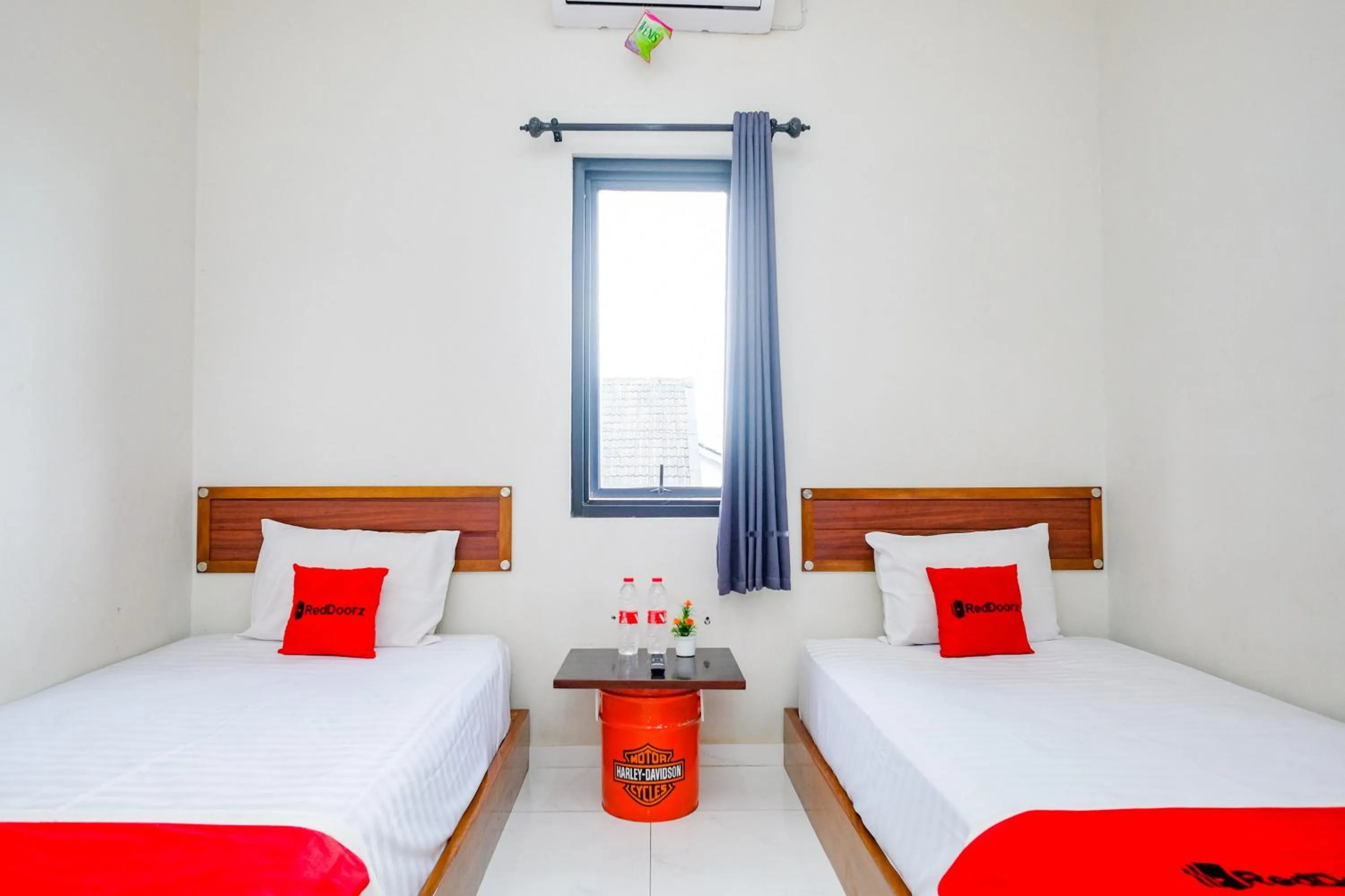 Standard Twin Room in RedDoorz Syariah Near Stasiun Purwokerto