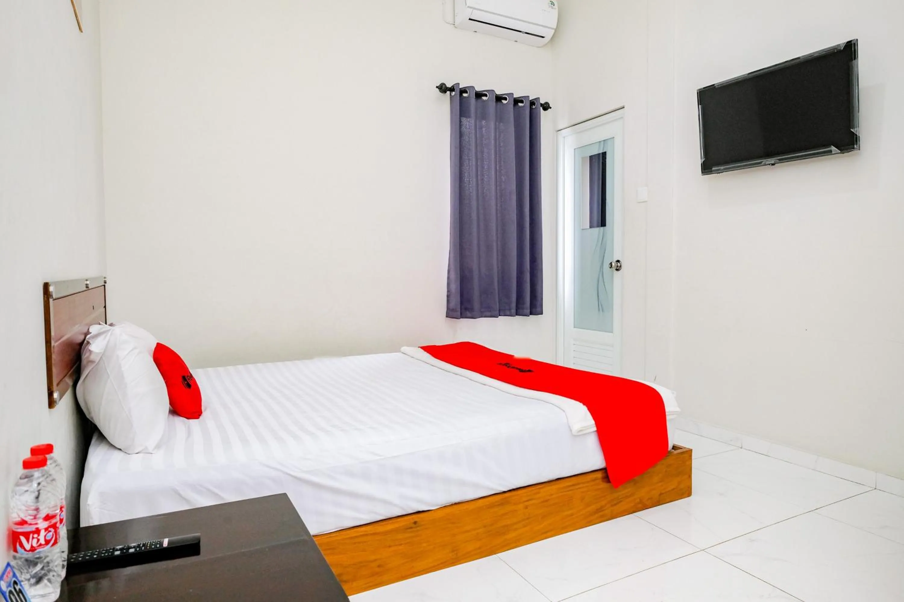 Family Room in RedDoorz Syariah Near Stasiun Purwokerto