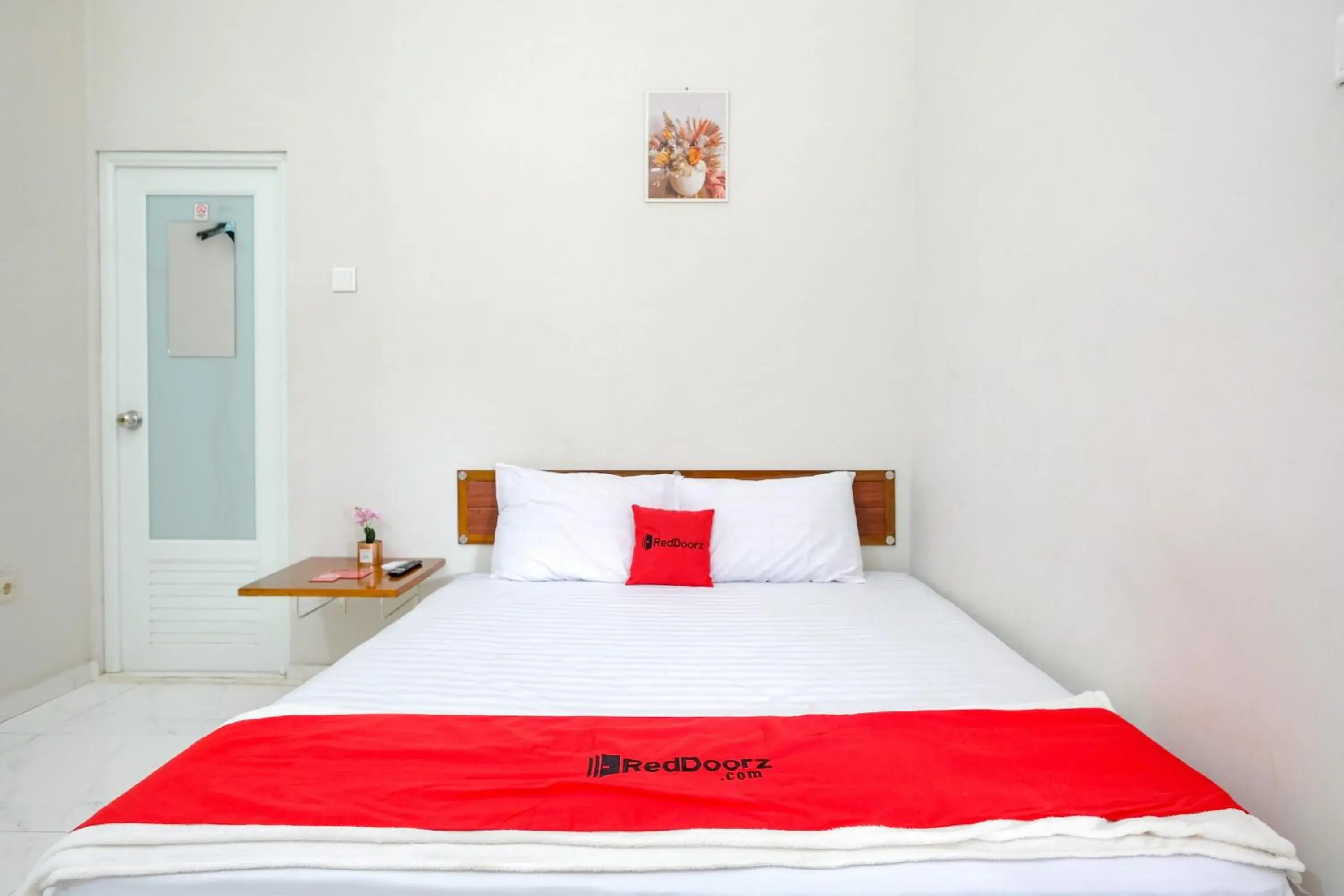 Deluxe Double Room in RedDoorz Syariah Near Stasiun Purwokerto Deluxe Double Room in RedDoorz Syariah Near Stasiun Purwokerto