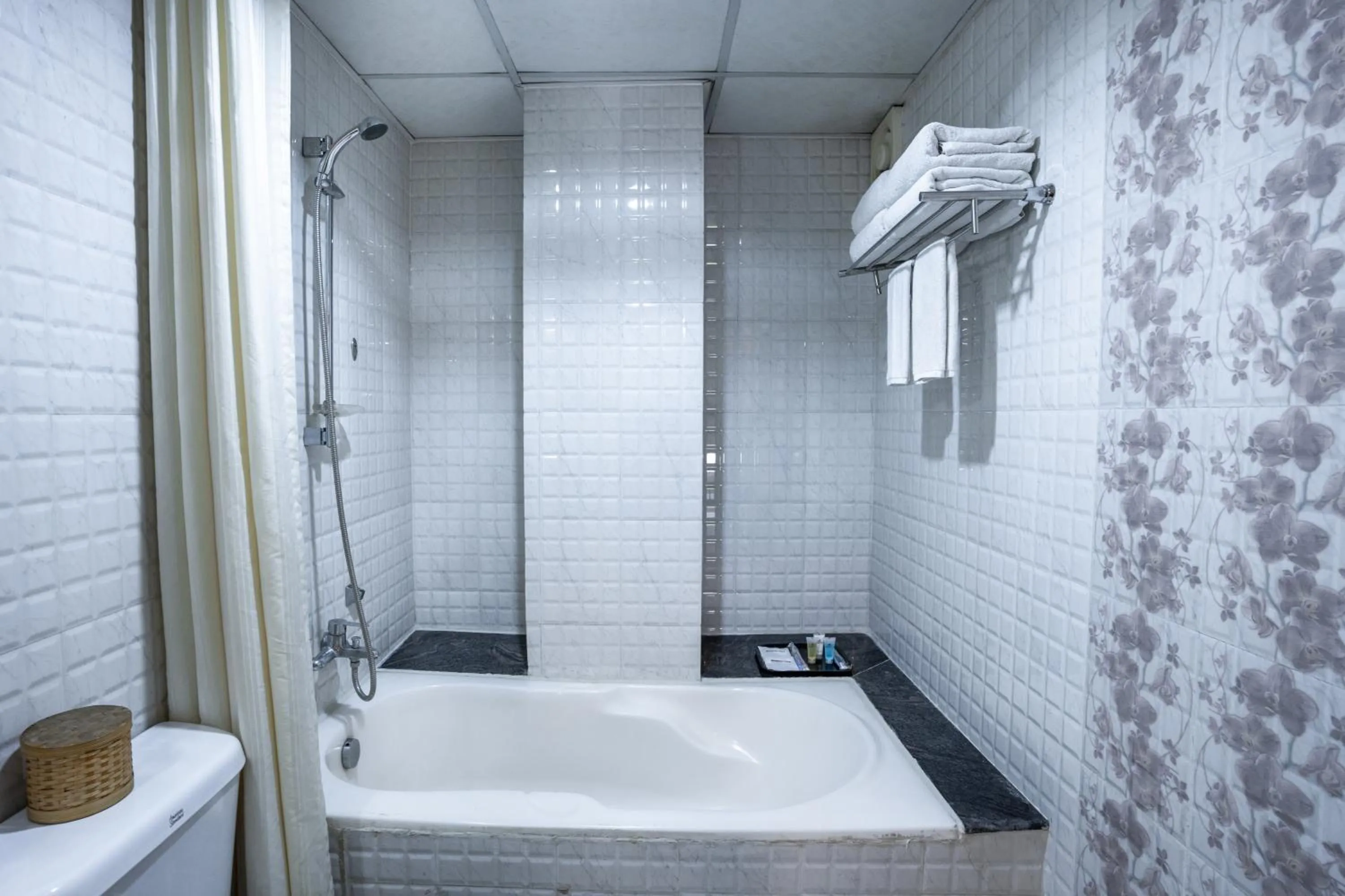 Bath in The Luxe Inn Boutique Hotel