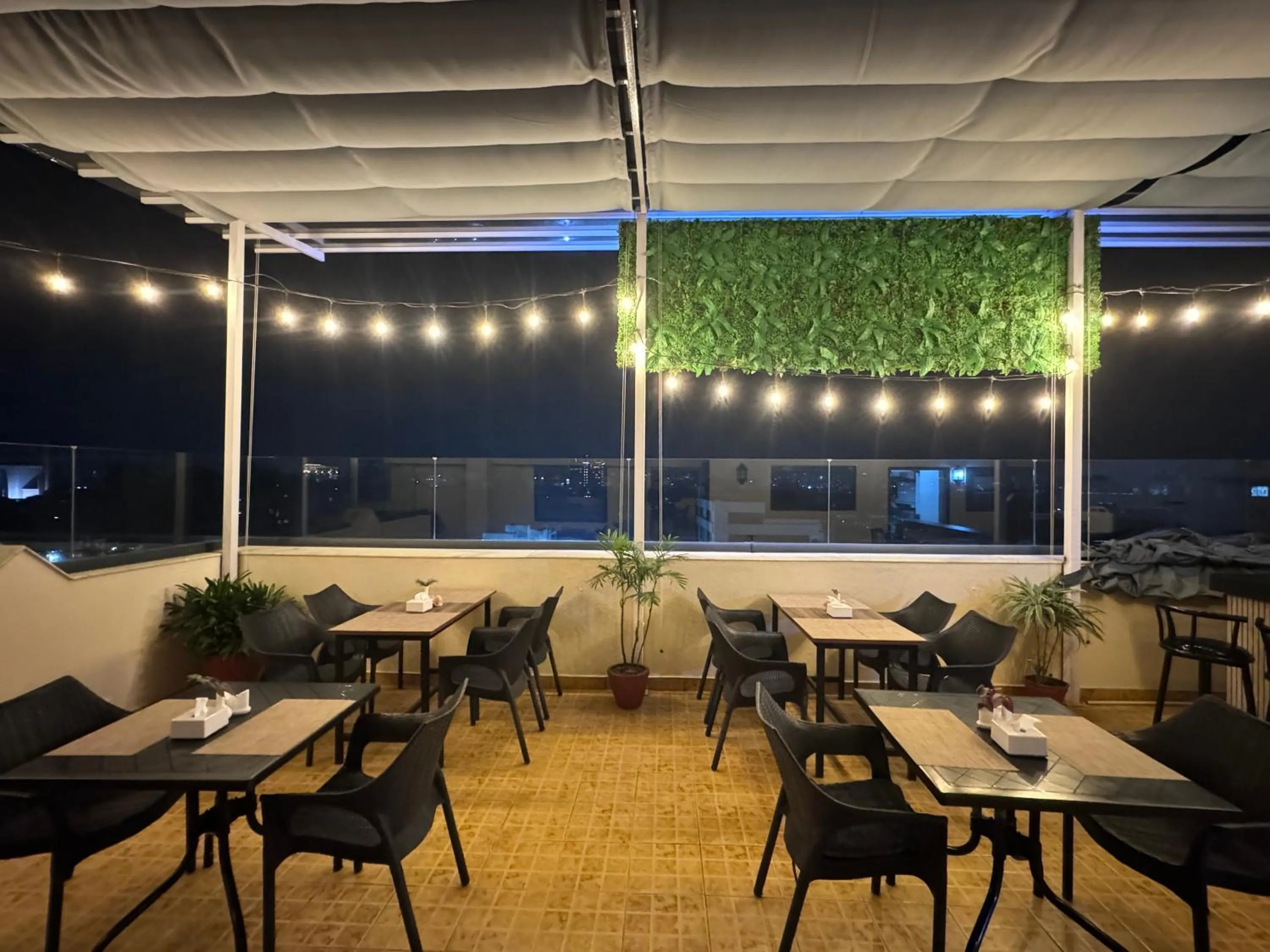 Restaurant/places to eat in The Luxe Inn Boutique Hotel
