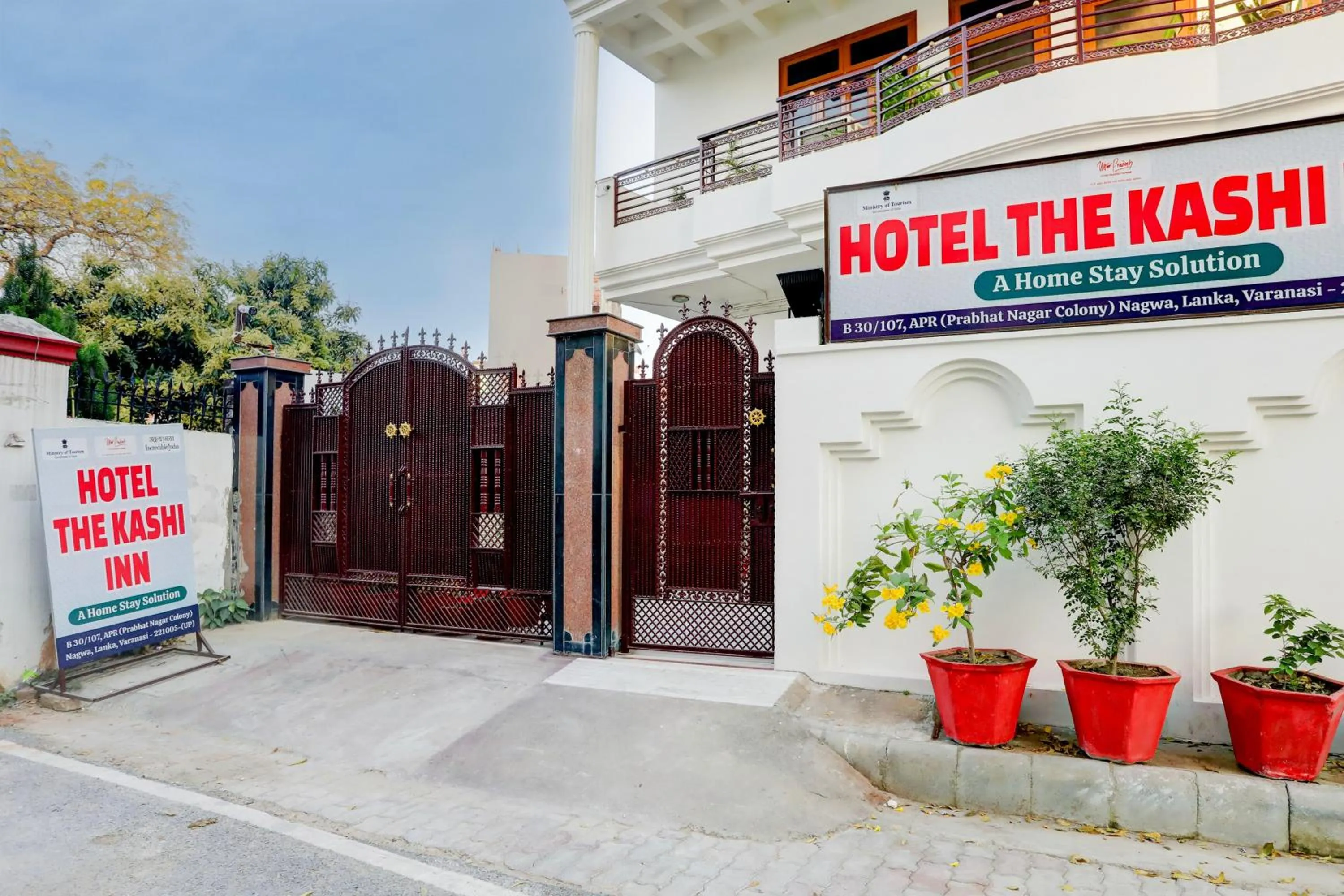Facade/entrance in Hotel O Kashi Inn