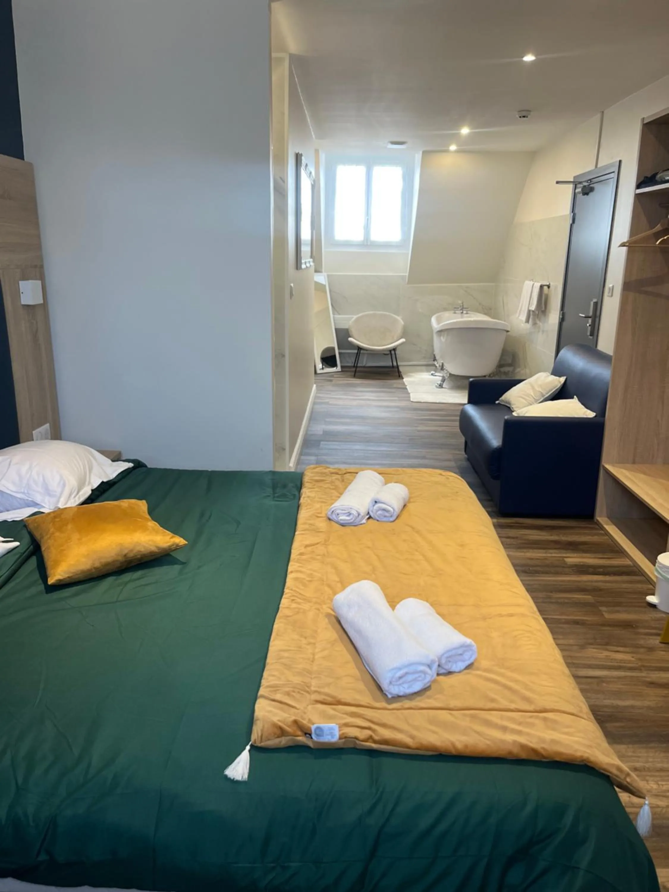 Bedroom, Bed in Armor Hotel